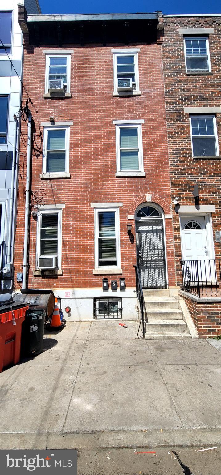 This well-maintained third-floor apartment in Brewerytown offers three bedrooms and one bathroom, freshly painted and ready for move-in. The unit includes a stove, refrigerator, microwave, washer, and dryer for your convenience.
Located near public transportation, shopping, and just minutes from Center City and major highways, this home provides easy access to everything you need.
Housing Choice Vouchers are welcome.
For more details or to schedule a viewing, contact us today!