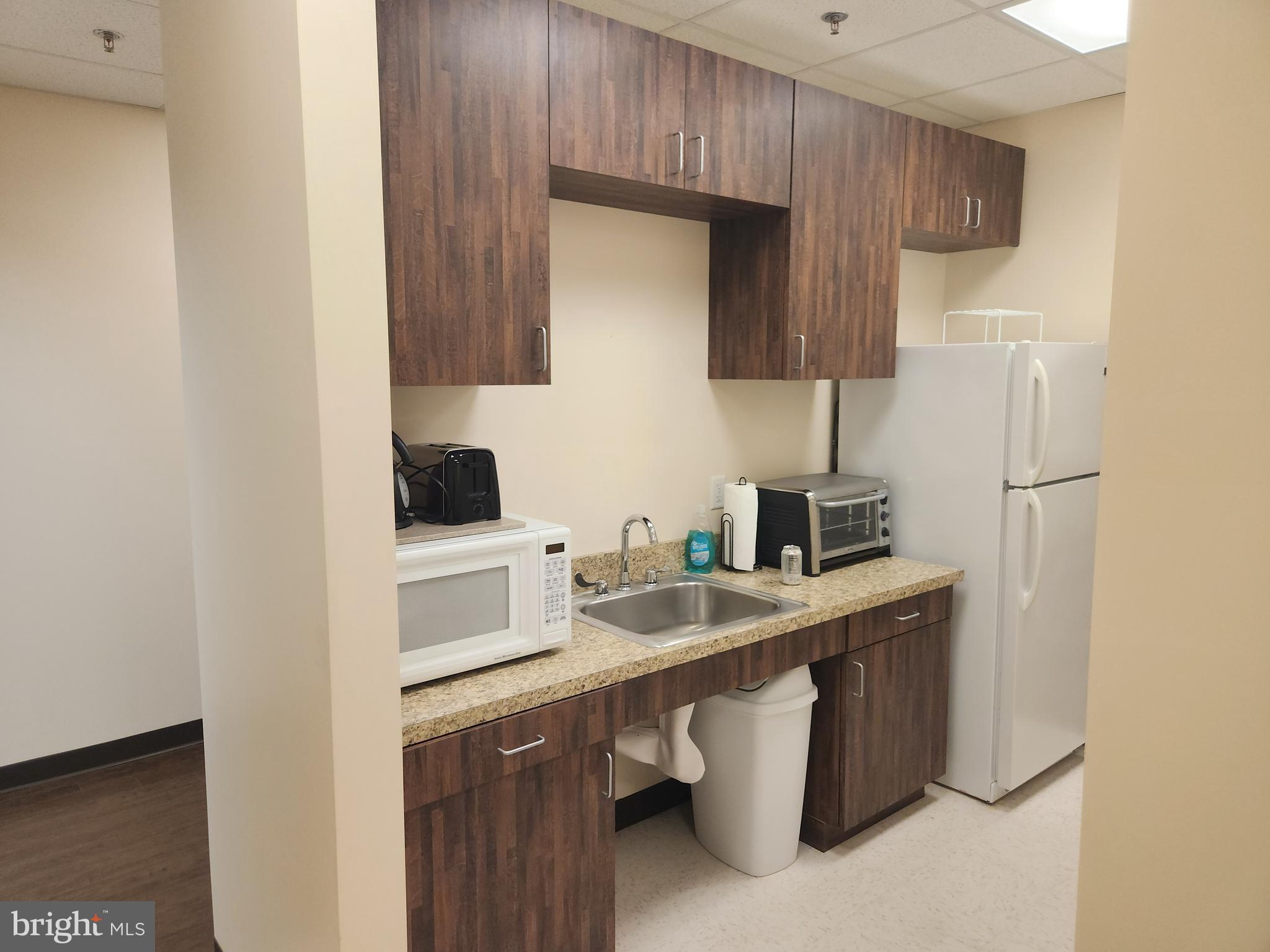 COMMERCE CENTRE - Commercial Lease