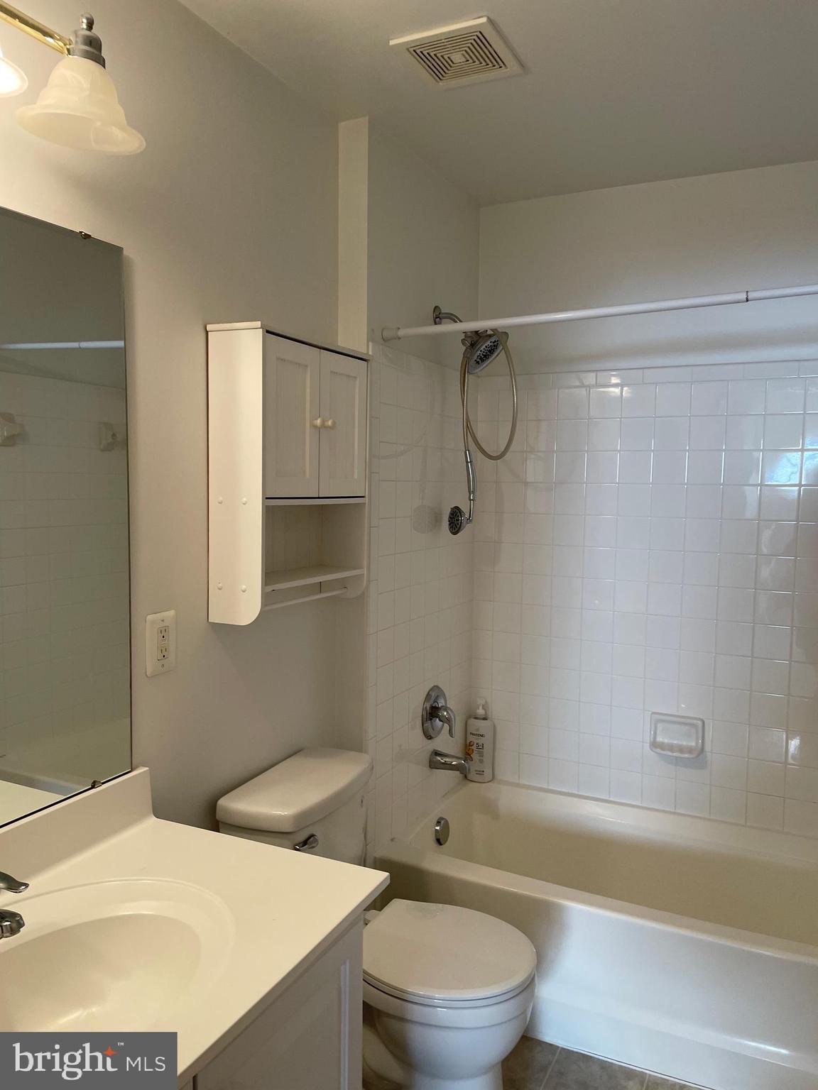 LAKELAND PLACE - Residential Lease