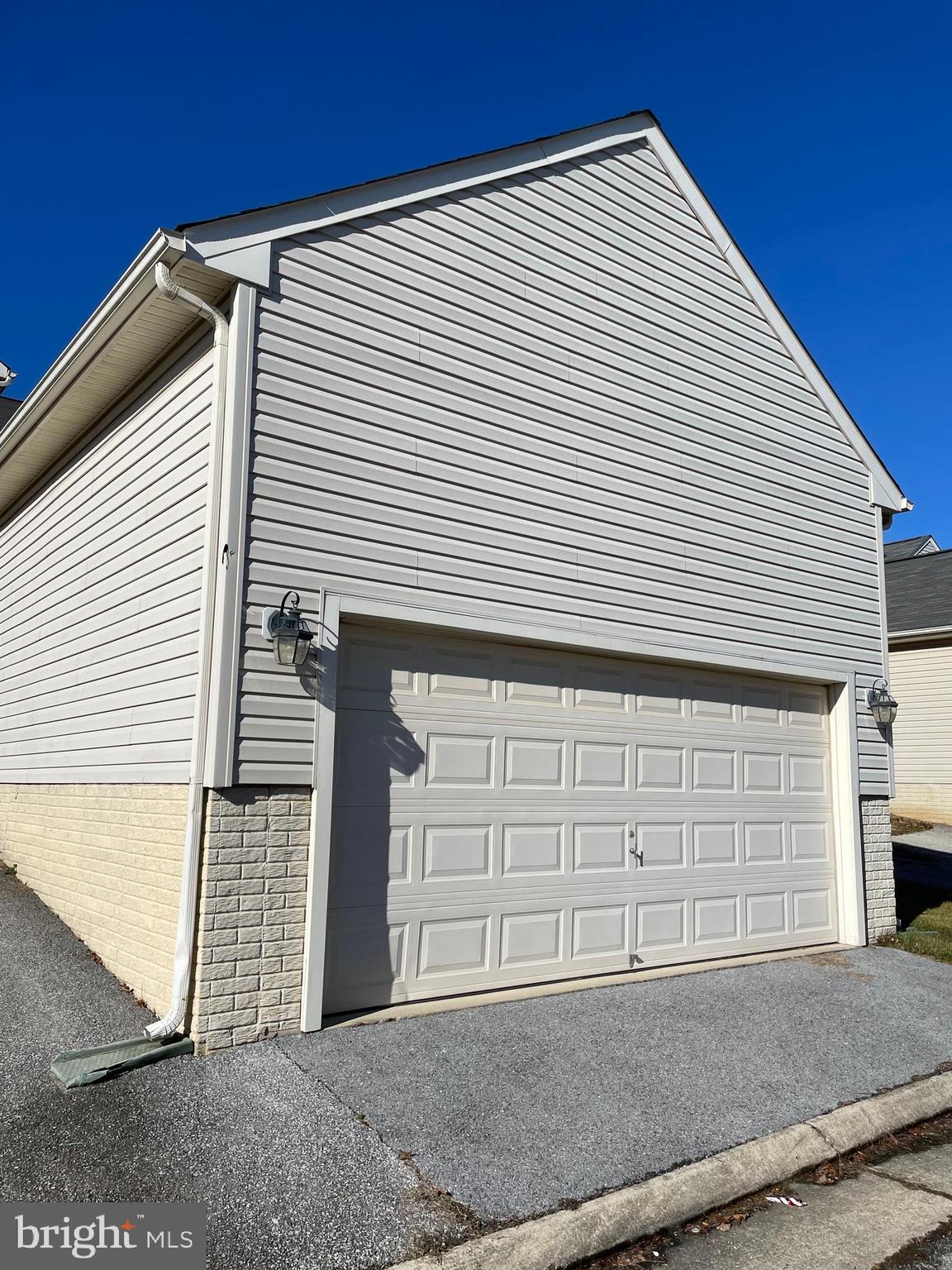 LAKELAND PLACE - Residential Lease