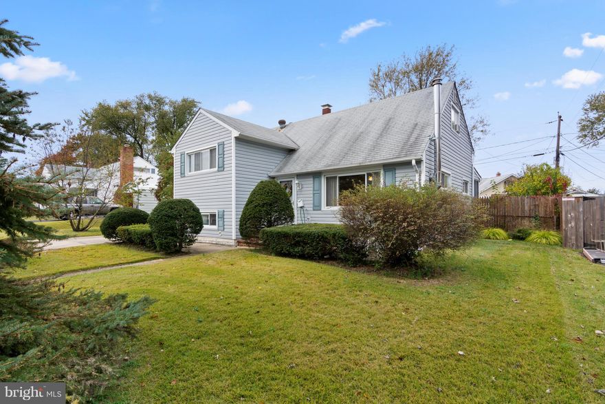 DETACHED SPLIT LEVEL HOME LOCATED IN PASADENA.  READY FOR IMMEDIATE OCCUPANCY! WELL MAINTAINED, MOVE IN READY. COMMUNITY OFFERS PIER & PLAYGROUND AREA. CLOSE TO SHOPPING & SCHOOLS. LIV RM  WITH WOOD BURNING STOVE,. SEPARATE DIN RM, PLUS LARGE EAT-IN KIT. SCREENED IN PORCH.. SPACIOUS  BACKYARD. HURRY DON'T MISS THIS ONE!