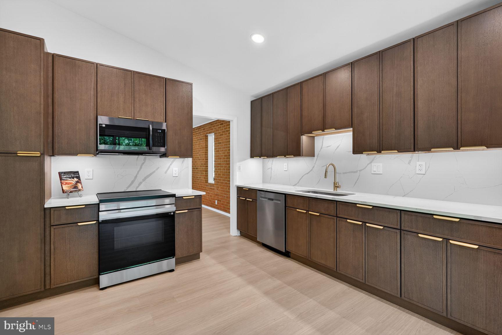 RESTON - Residential