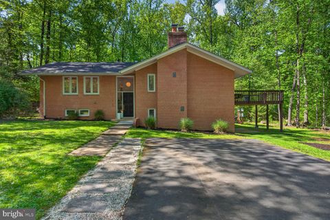 Photo of 12128 Basset Lane, RESTON, VA 20191 (MLS # VAFX2306094)