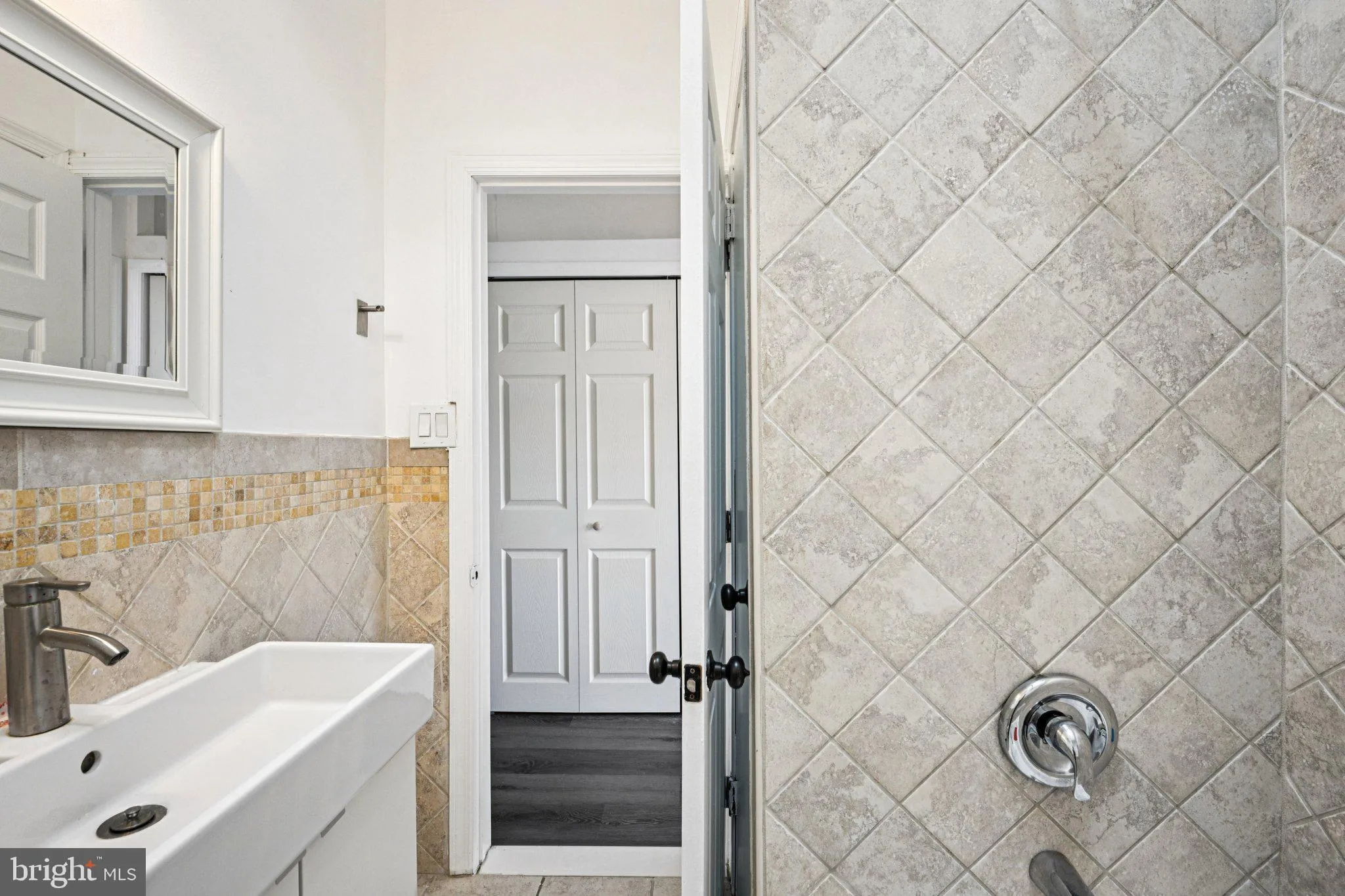 Philadelphia, Pennsylvania 19146, United States, 3 Bedrooms Bedrooms, ,2 BathroomsBathrooms,Residential,Pending,193109