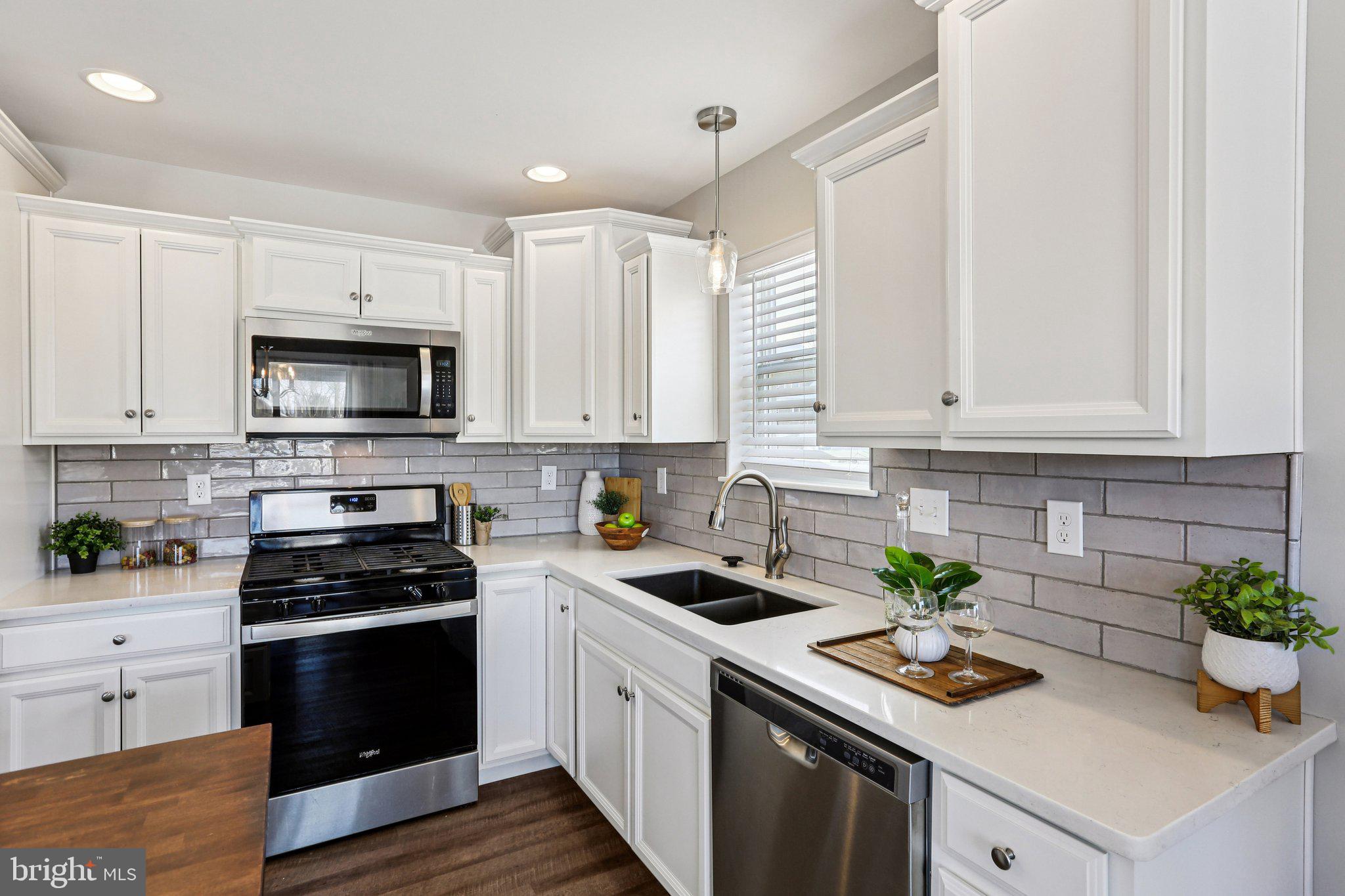 LAUREL VISTAS - Residential