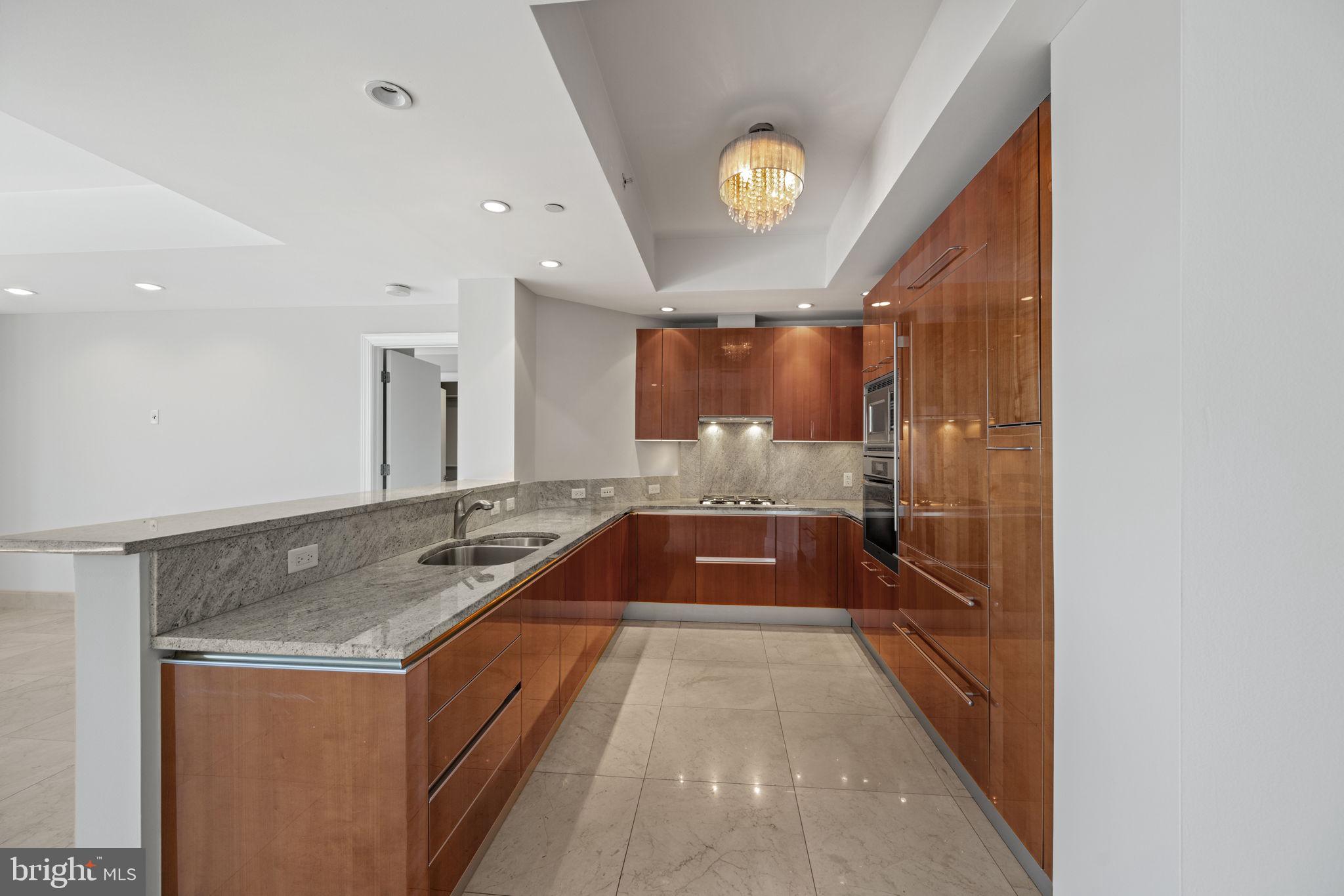 TURNBERRY TOWER - Residential