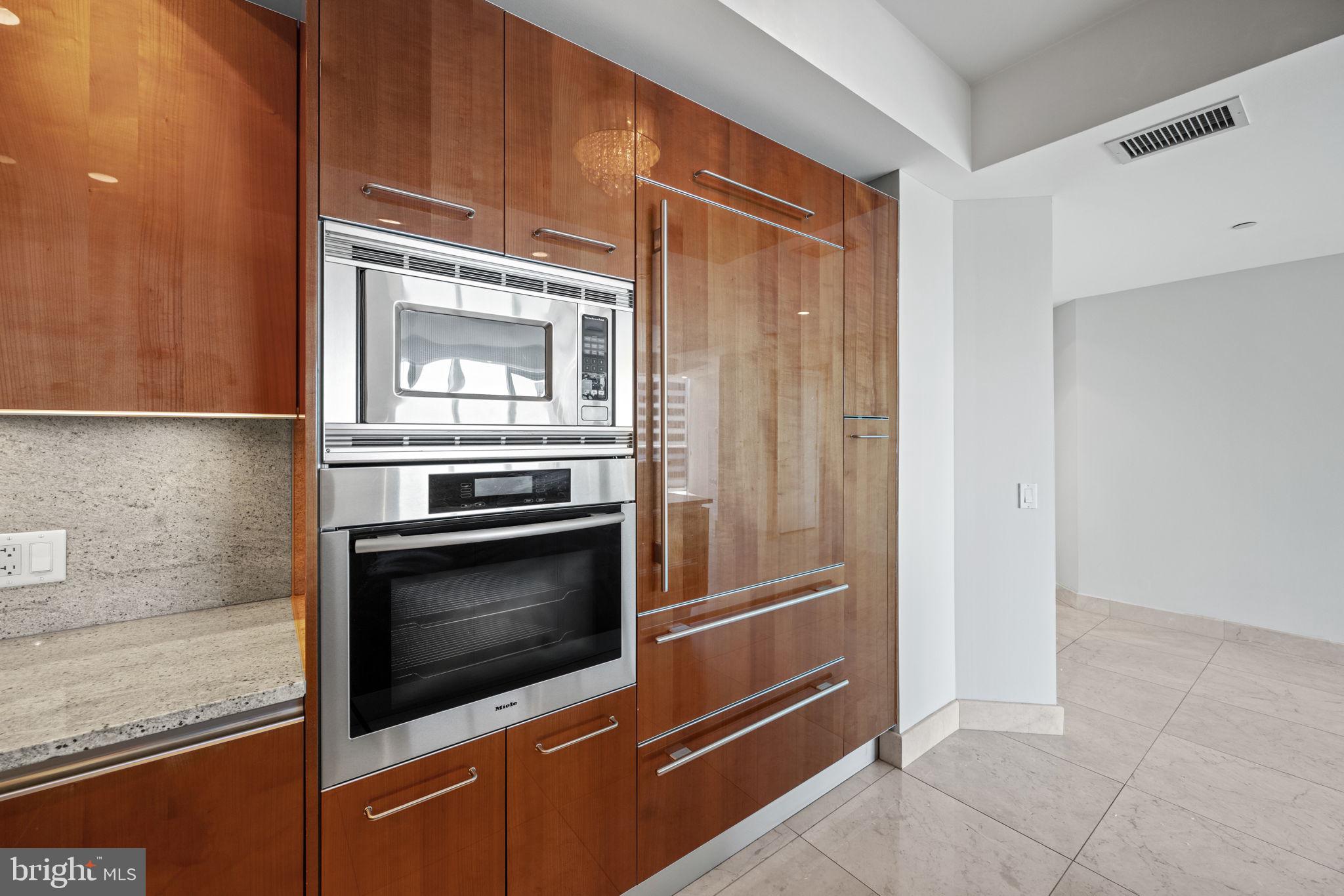 TURNBERRY TOWER - Residential