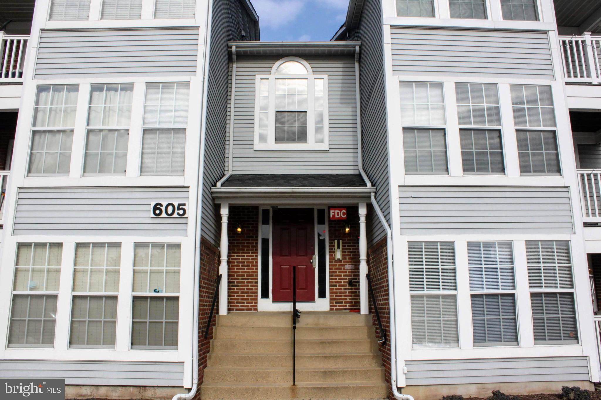 Very nice top floor condo with balcony facing some open space. Freshly painted, laminate floors two nice sized bedrooms and two full bathrooms. Has full size washer and dryer. A real fireplace in living room.
Lots of windows for a light filled condo!