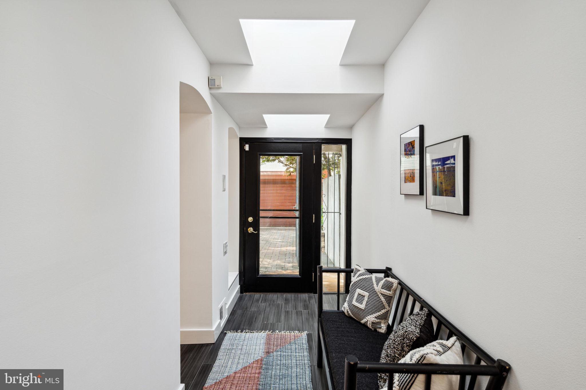 QUEEN VILLAGE - Residential