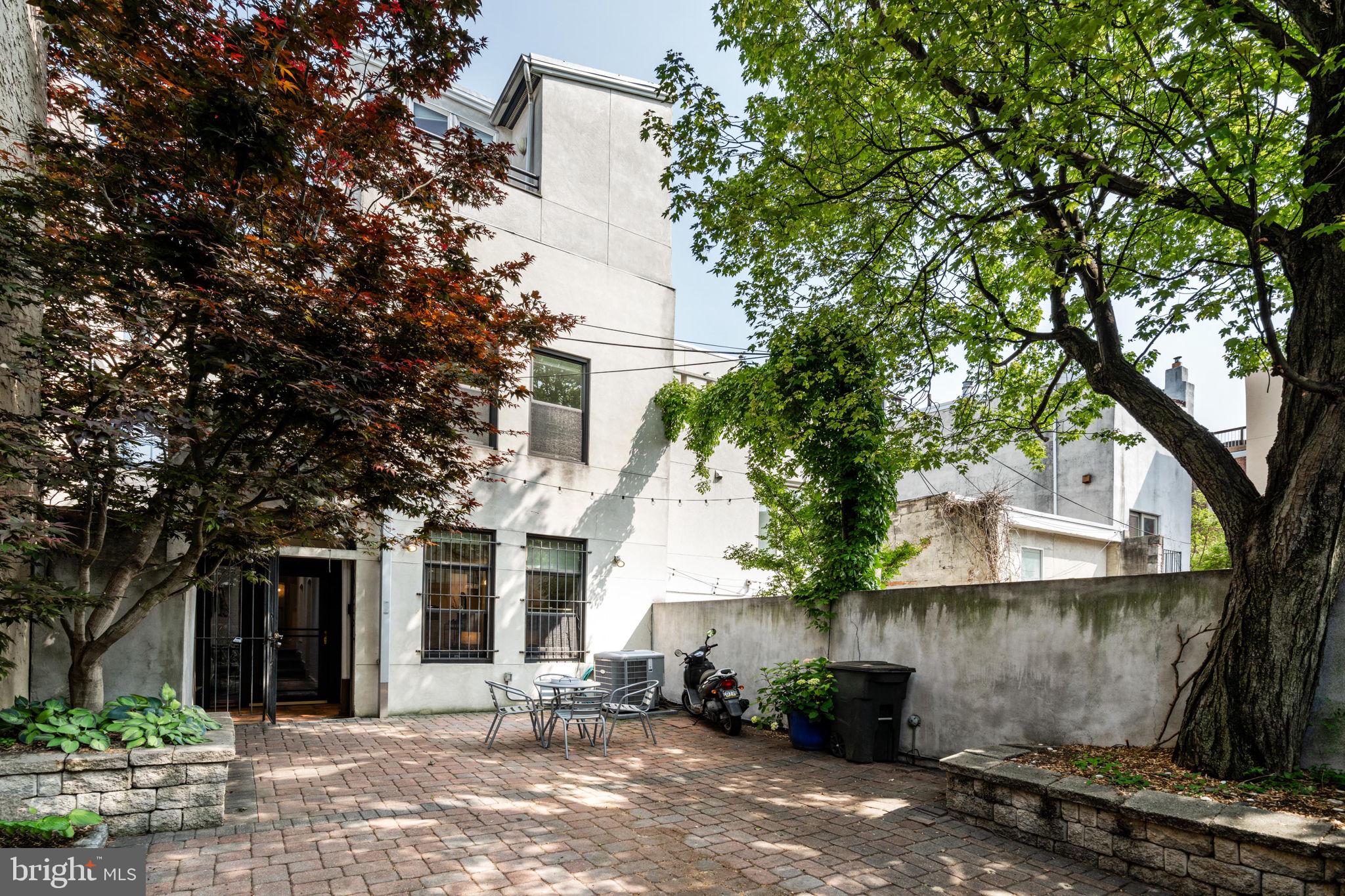 QUEEN VILLAGE - Residential