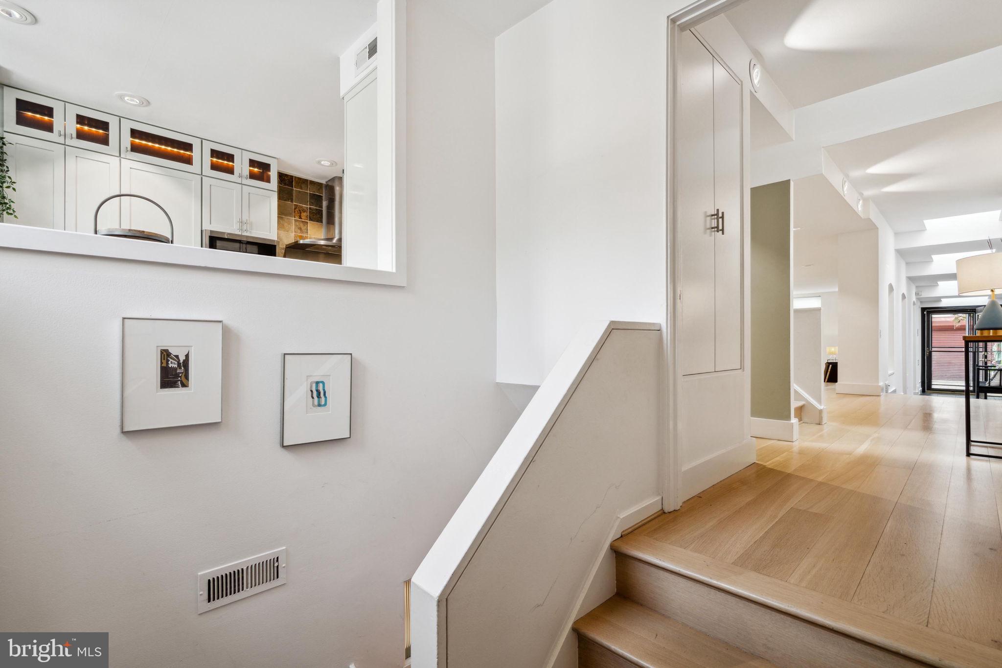 QUEEN VILLAGE - Residential