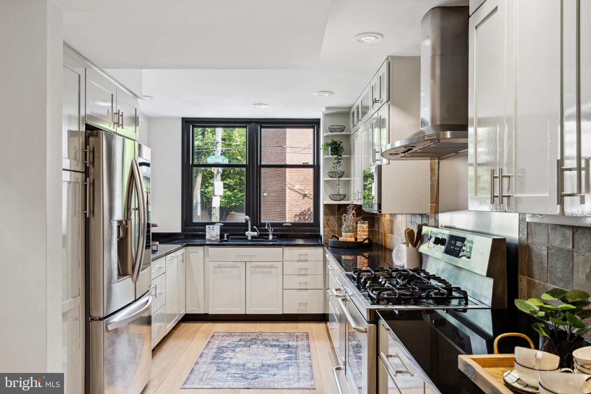 QUEEN VILLAGE - Residential