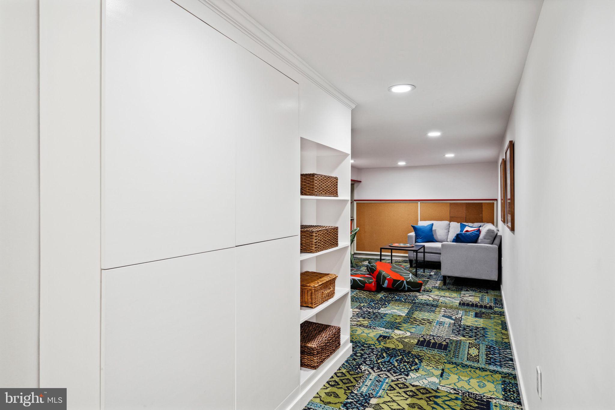 QUEEN VILLAGE - Residential