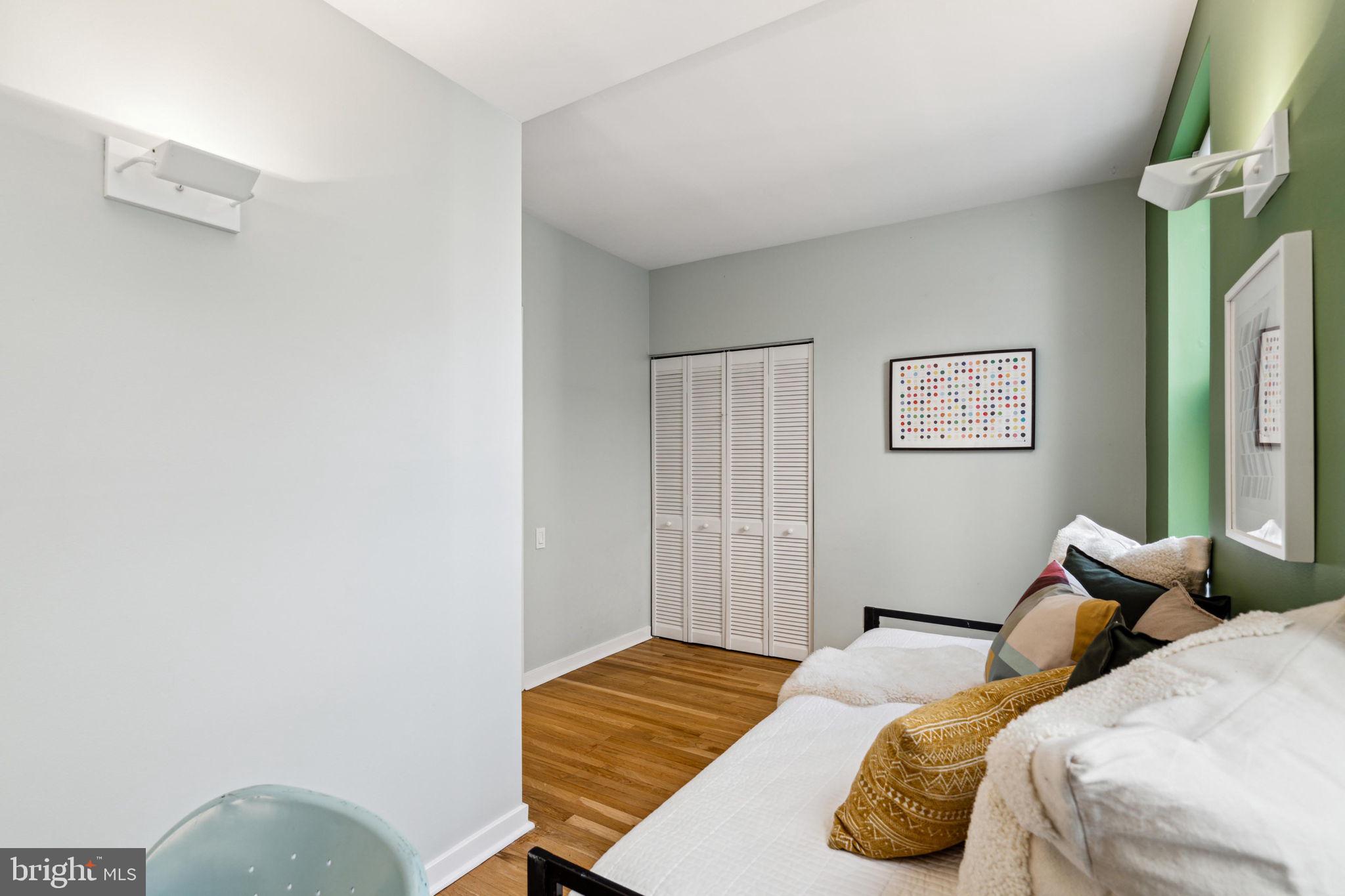 QUEEN VILLAGE - Residential