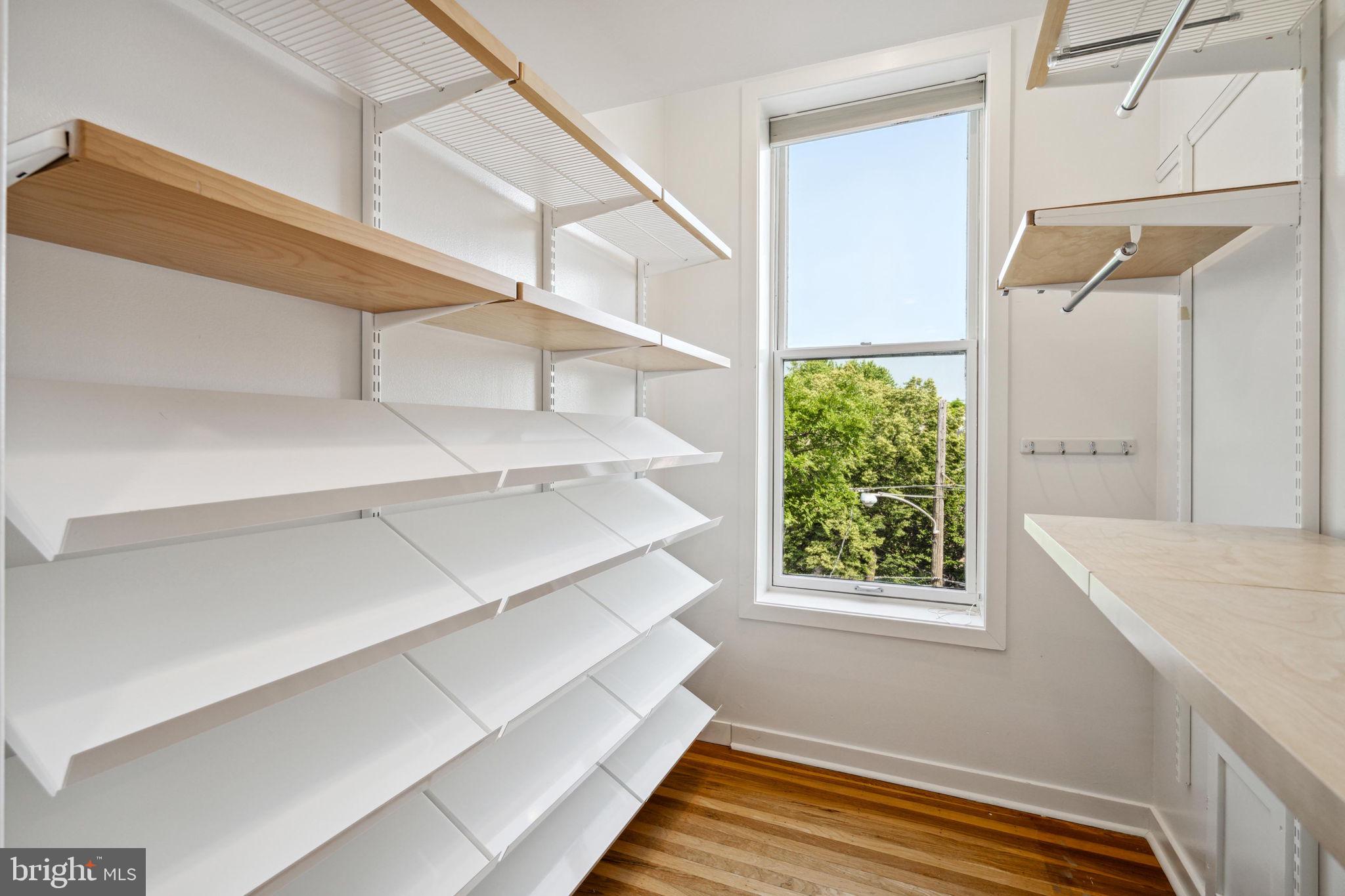 QUEEN VILLAGE - Residential