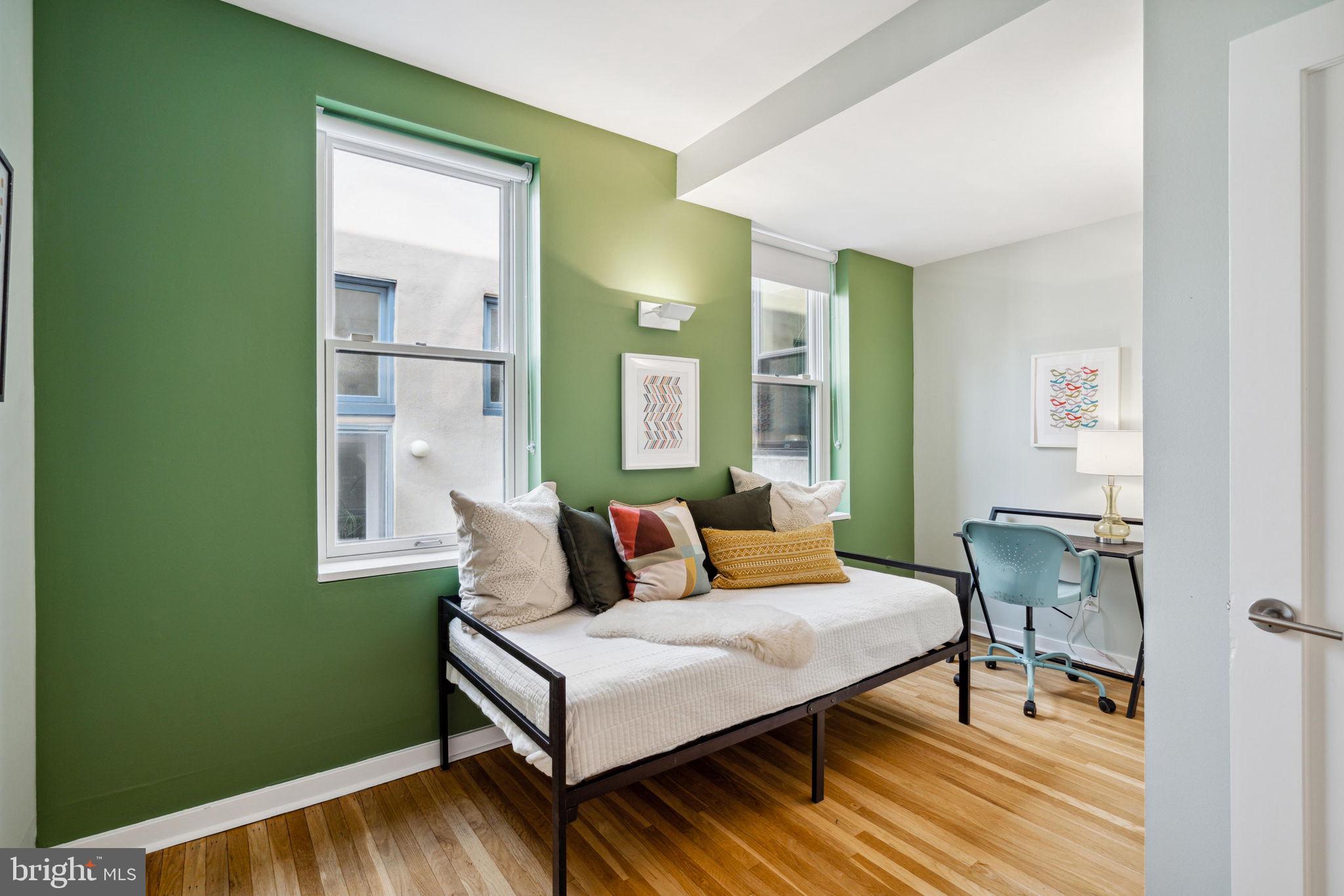 QUEEN VILLAGE - Residential