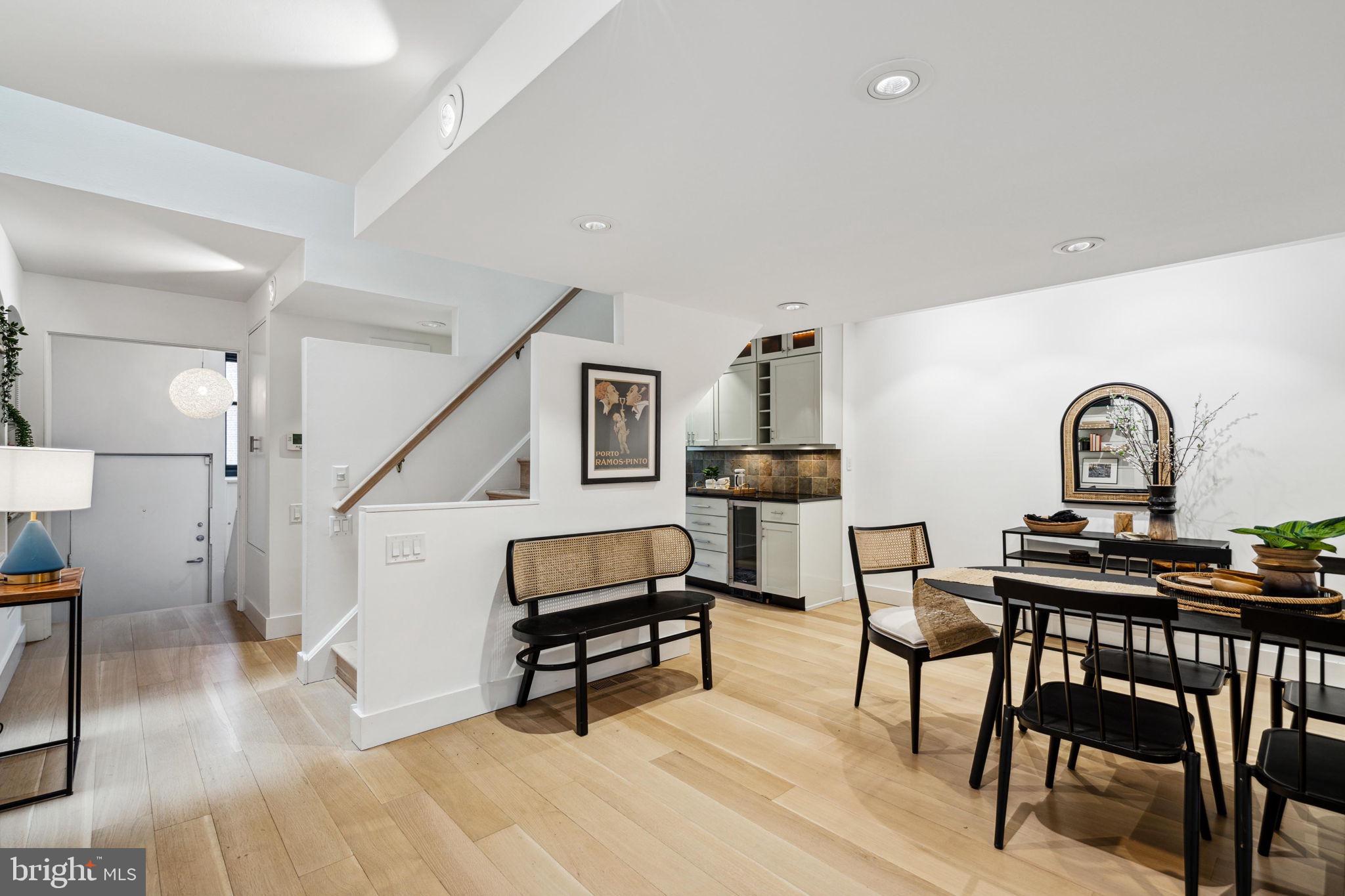 QUEEN VILLAGE - Residential