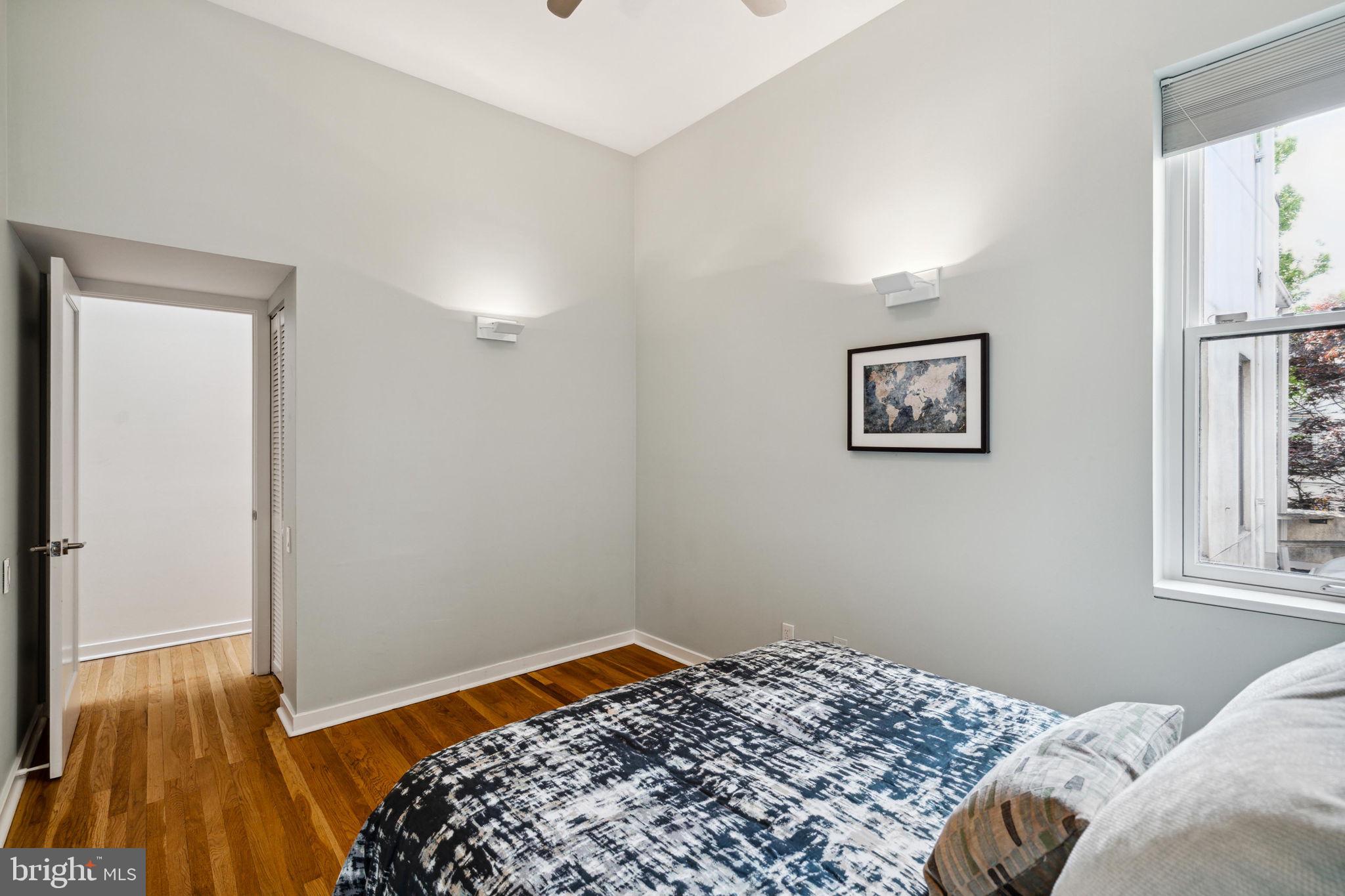 QUEEN VILLAGE - Residential