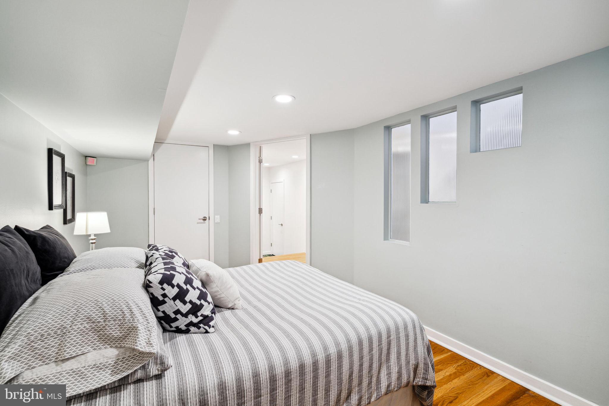 QUEEN VILLAGE - Residential