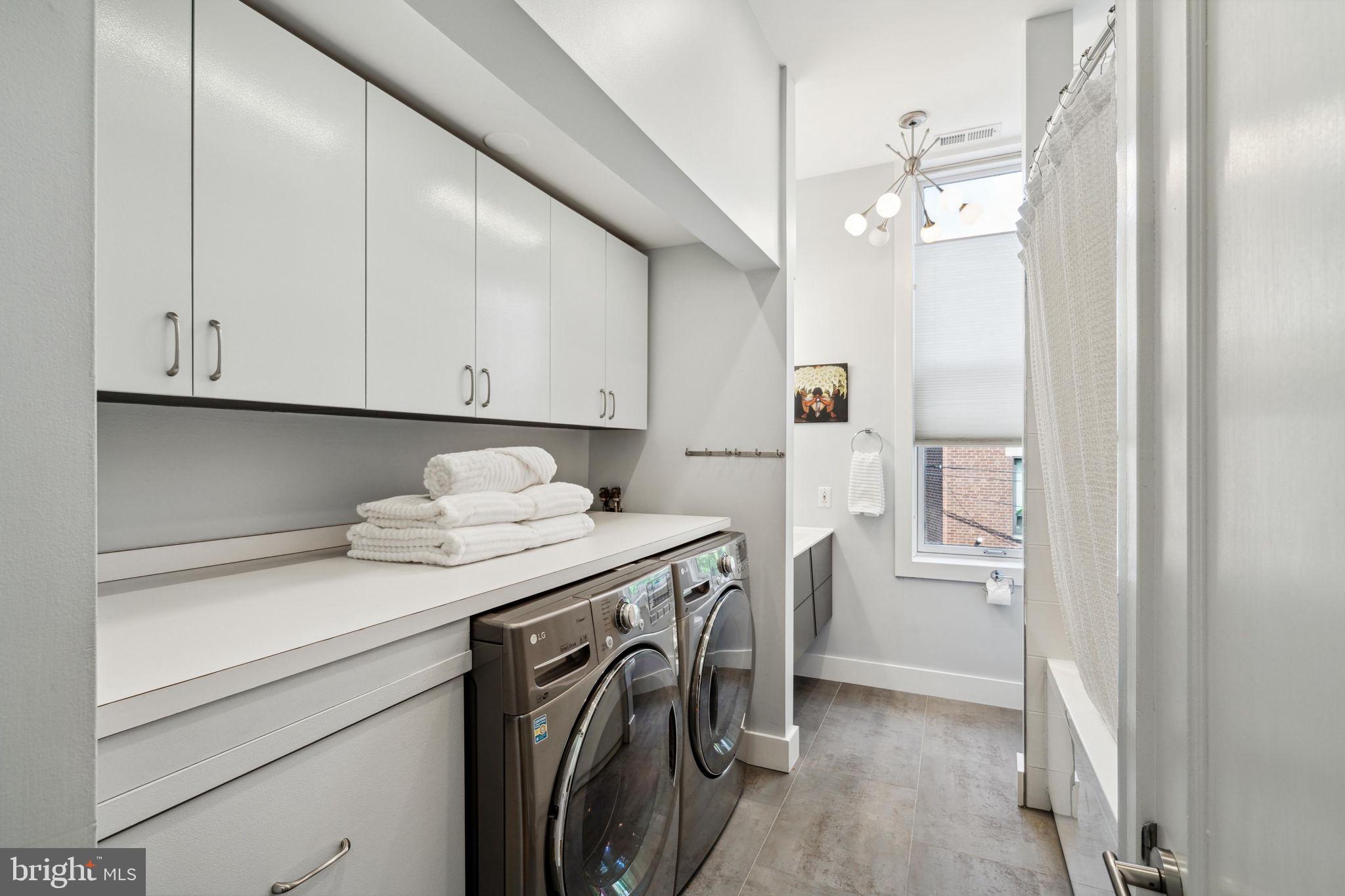 QUEEN VILLAGE - Residential