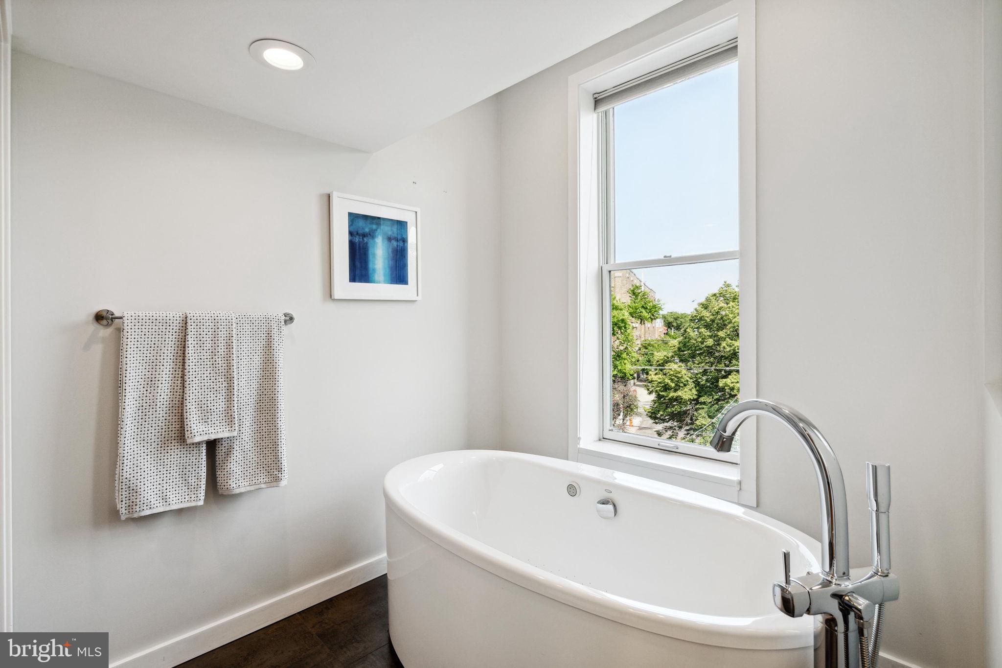 QUEEN VILLAGE - Residential