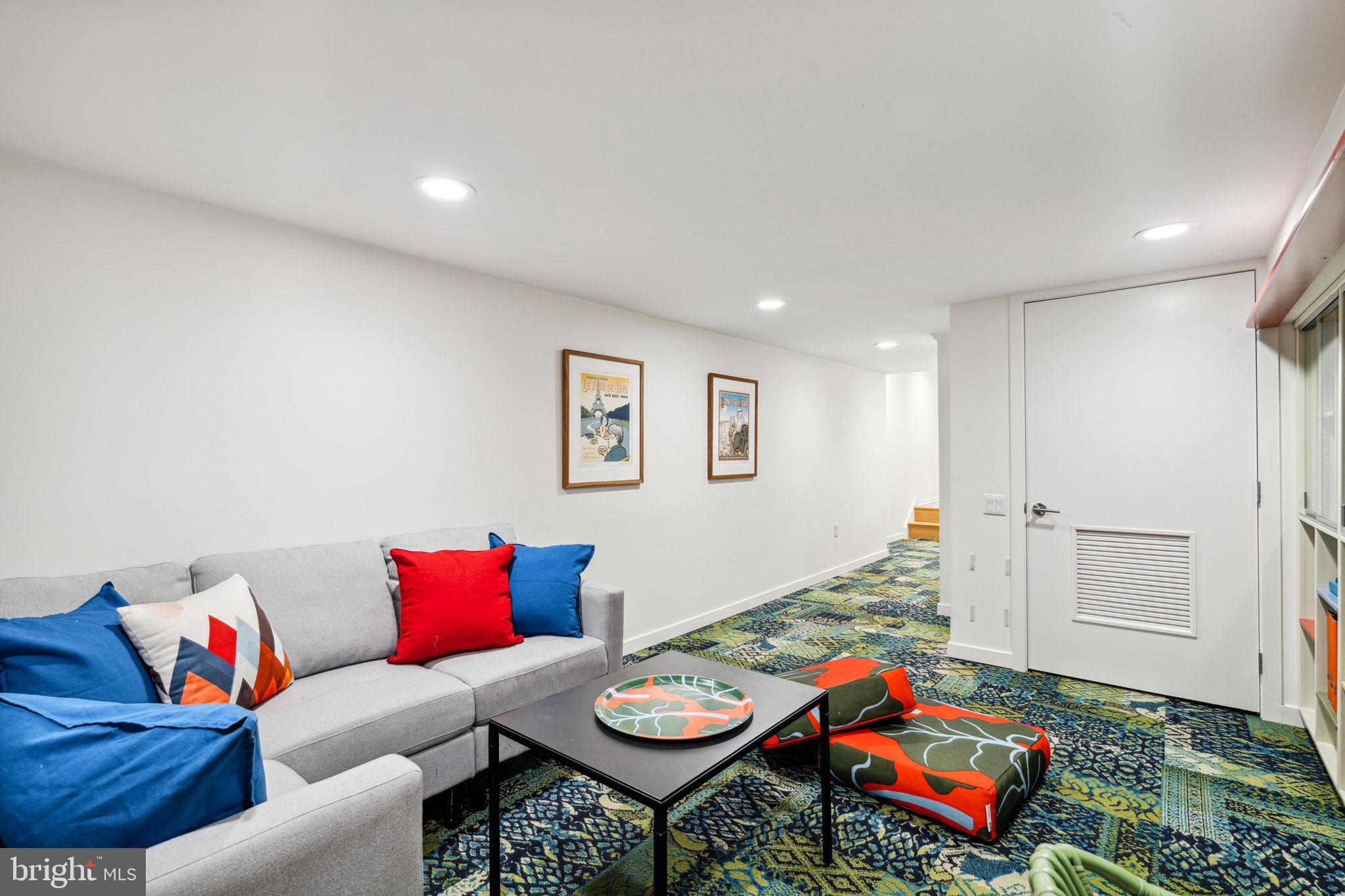 QUEEN VILLAGE - Residential