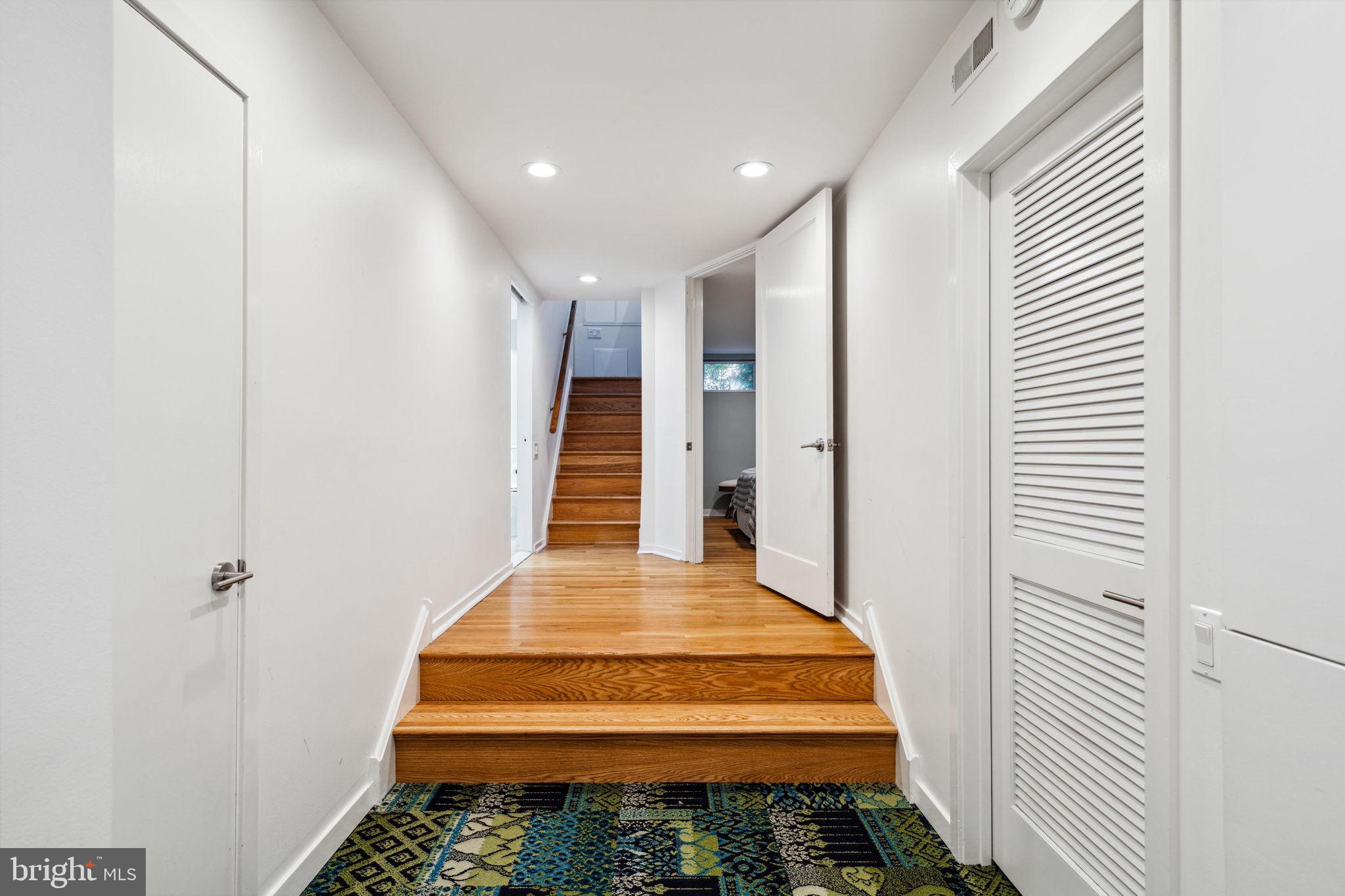 QUEEN VILLAGE - Residential