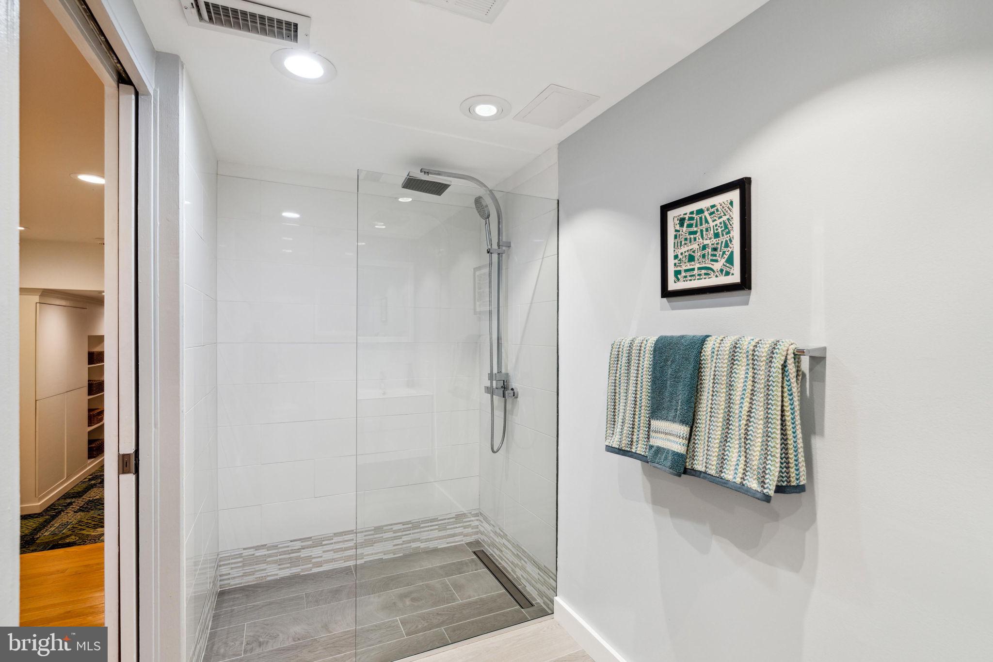 QUEEN VILLAGE - Residential