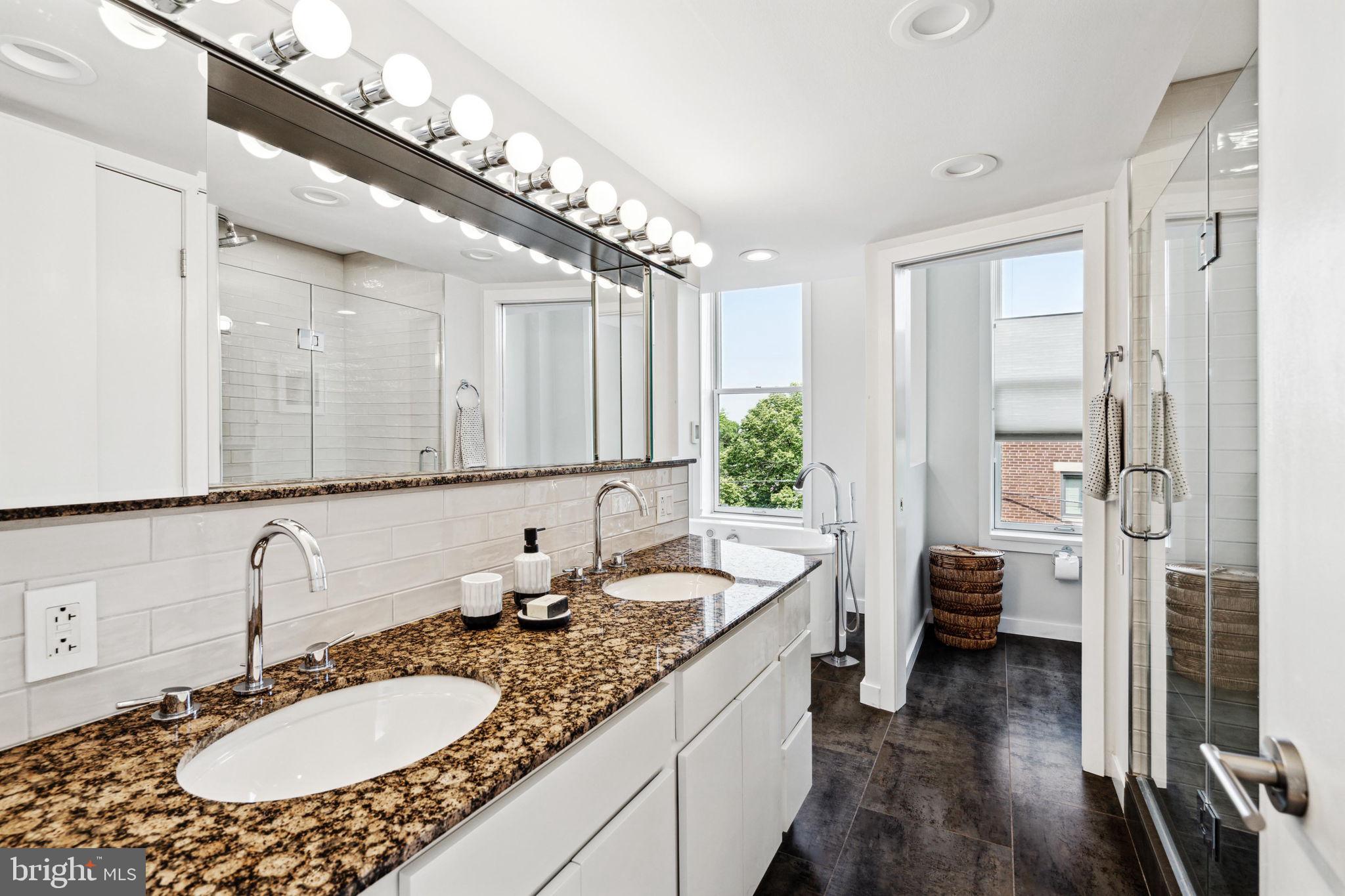 QUEEN VILLAGE - Residential