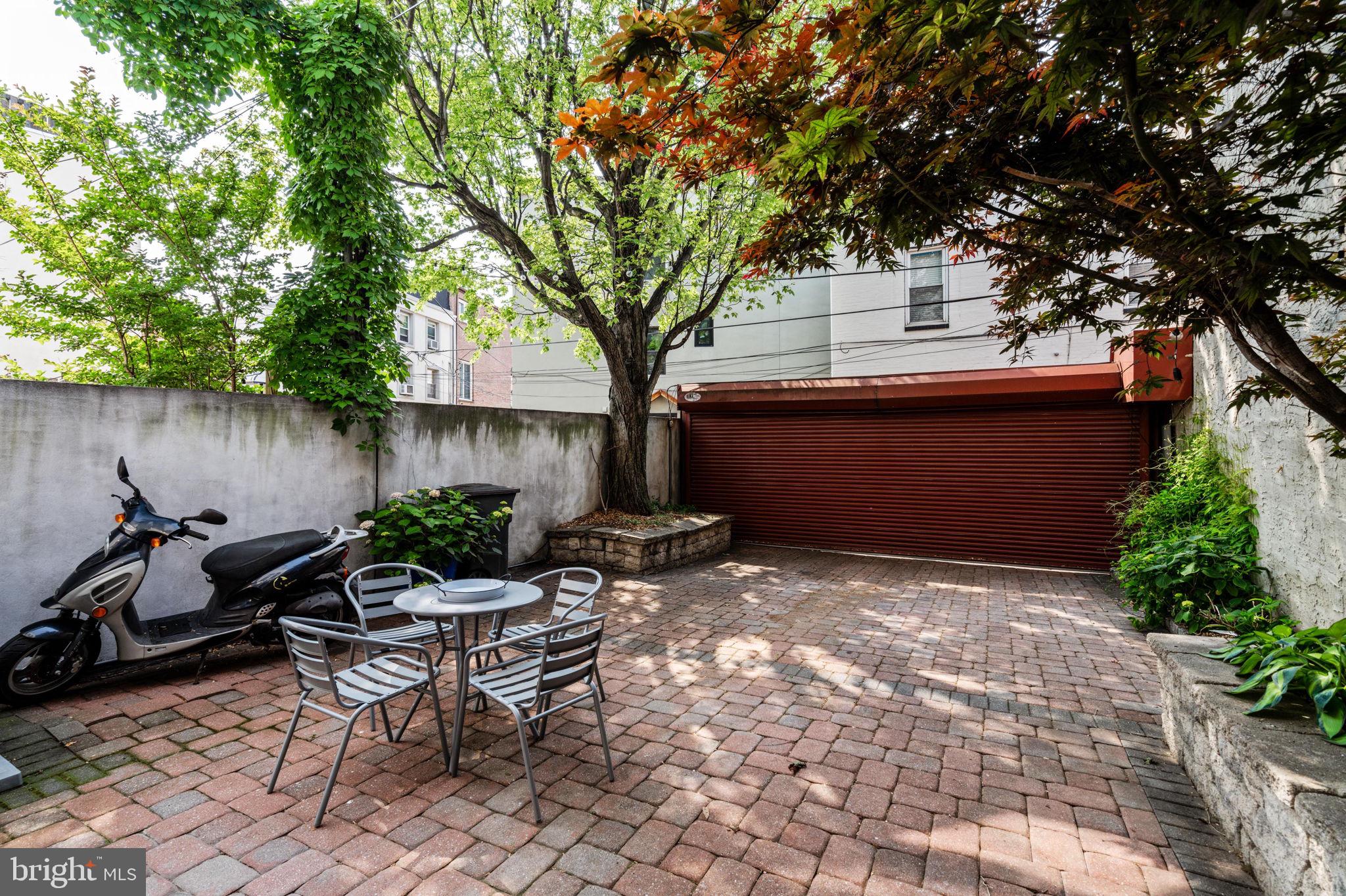 QUEEN VILLAGE - Residential