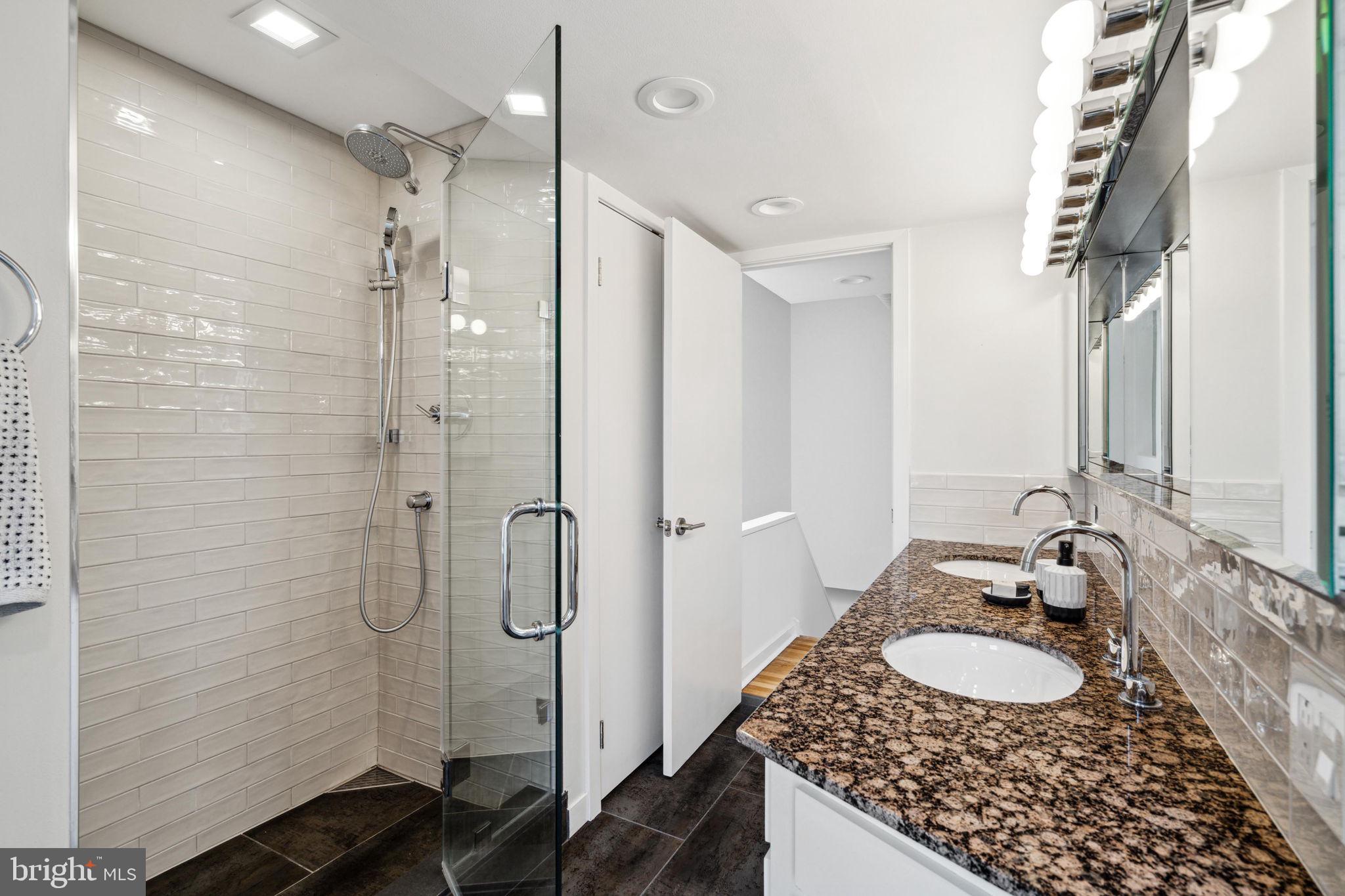 QUEEN VILLAGE - Residential