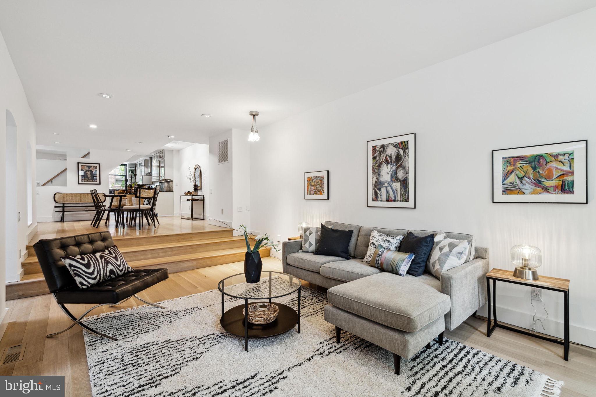 QUEEN VILLAGE - Residential