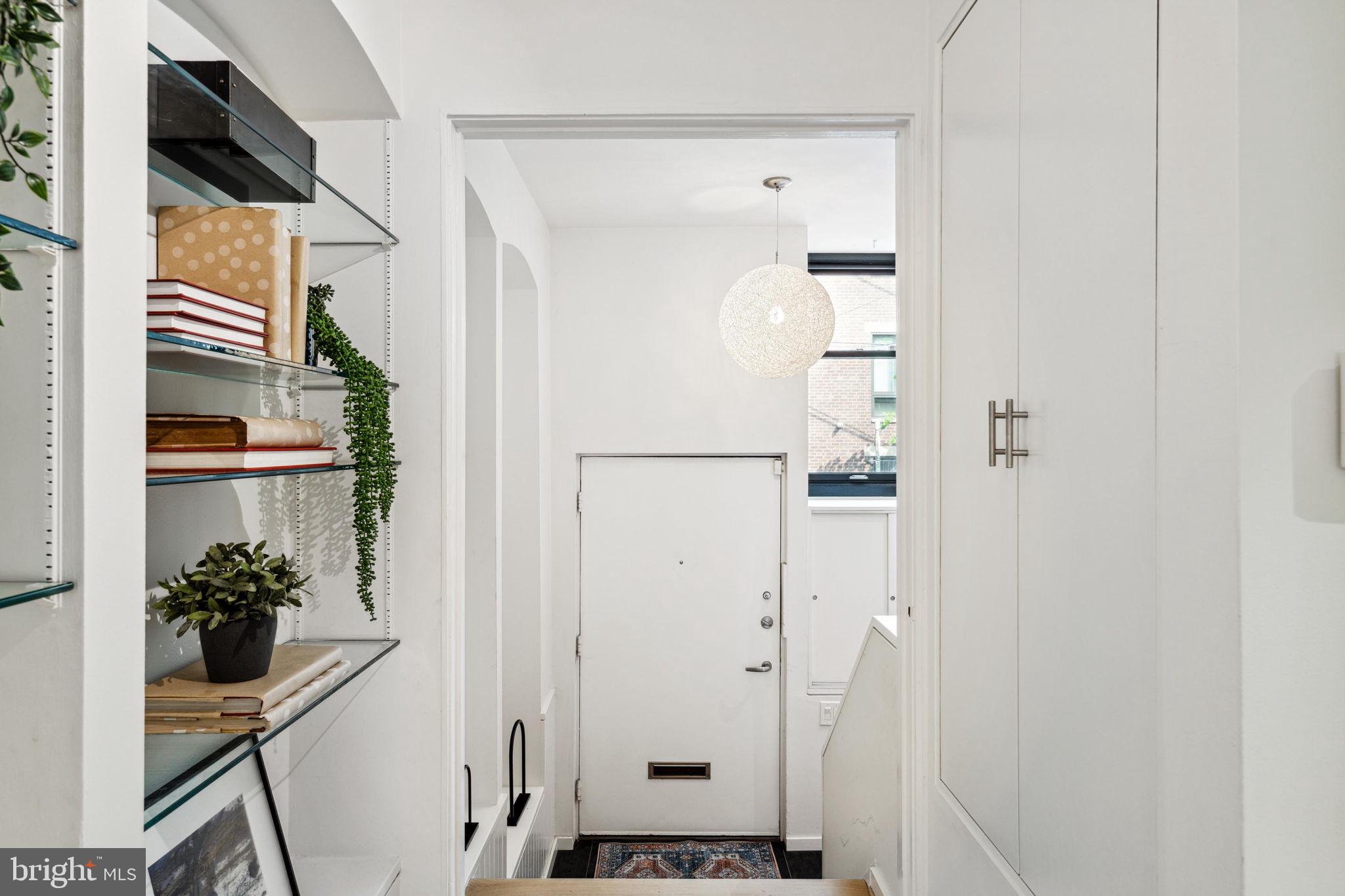 QUEEN VILLAGE - Residential