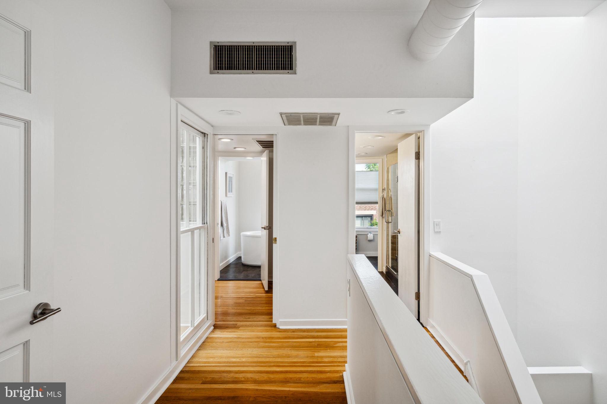 QUEEN VILLAGE - Residential