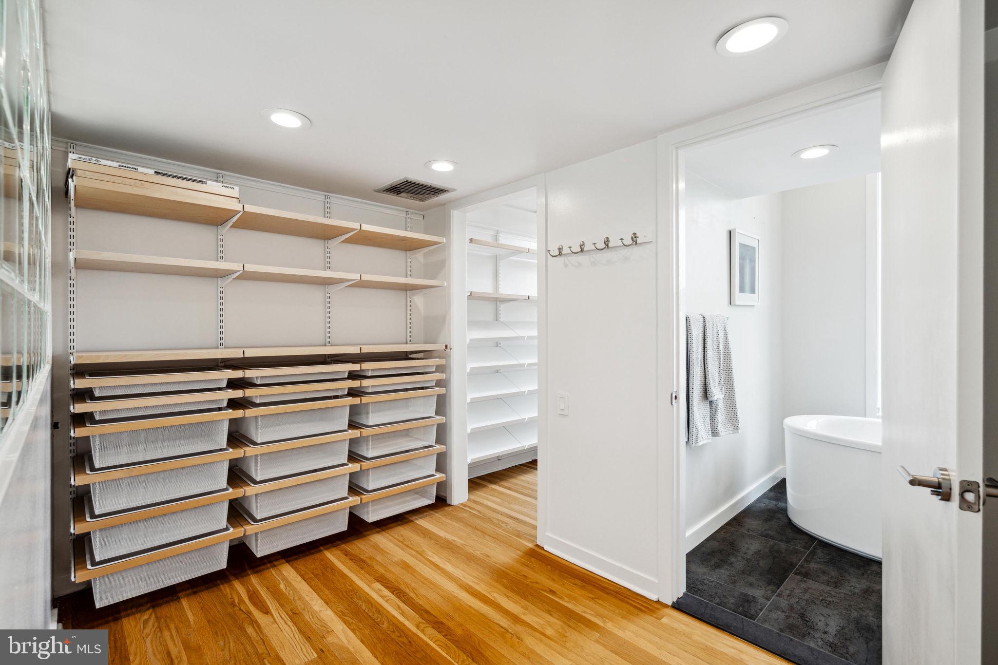 QUEEN VILLAGE - Residential