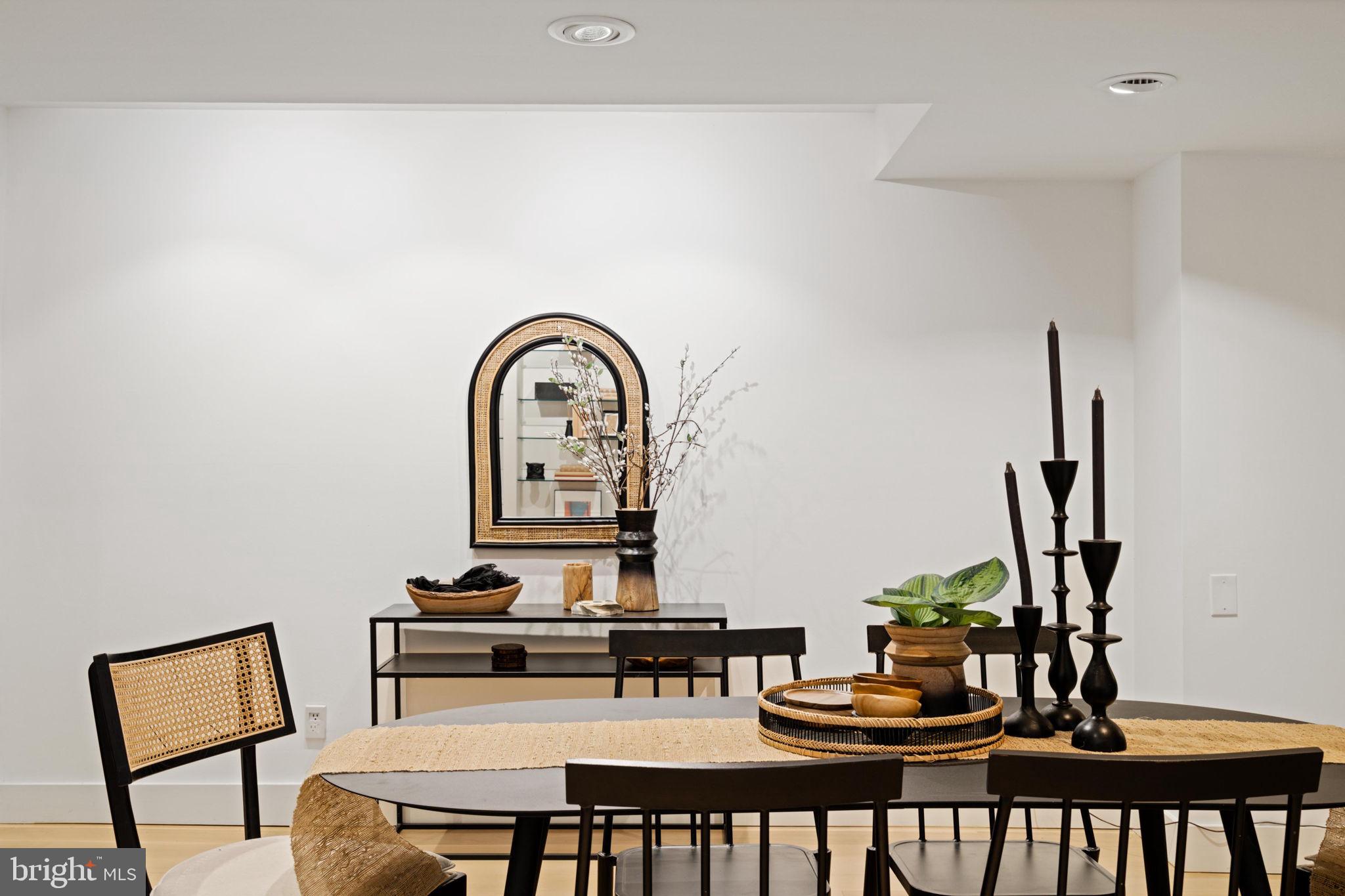 QUEEN VILLAGE - Residential