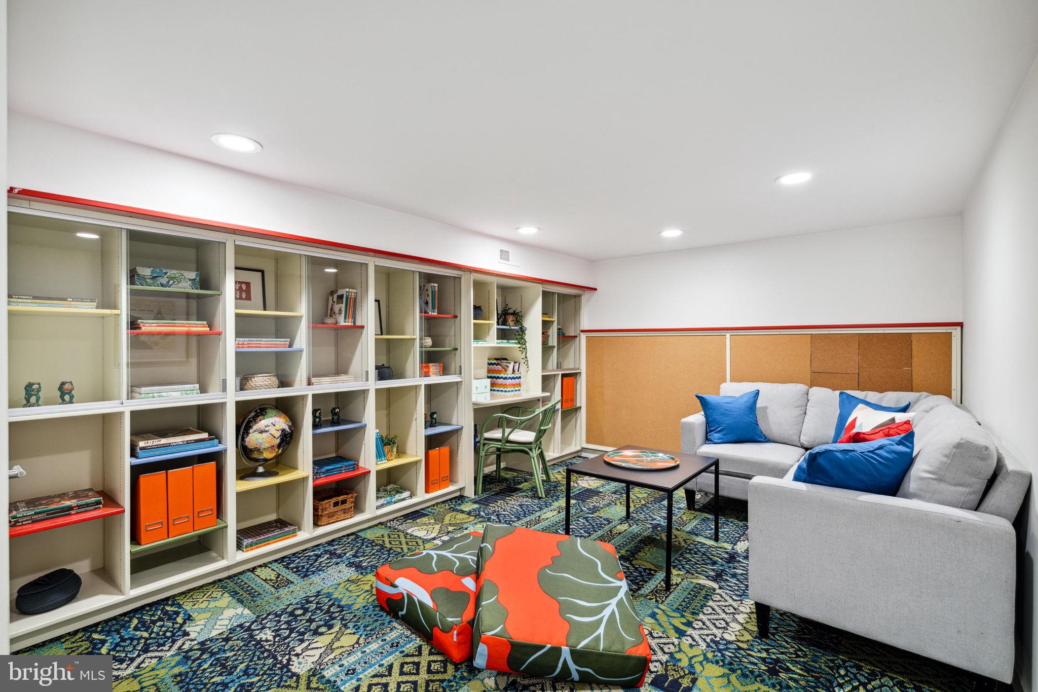 QUEEN VILLAGE - Residential