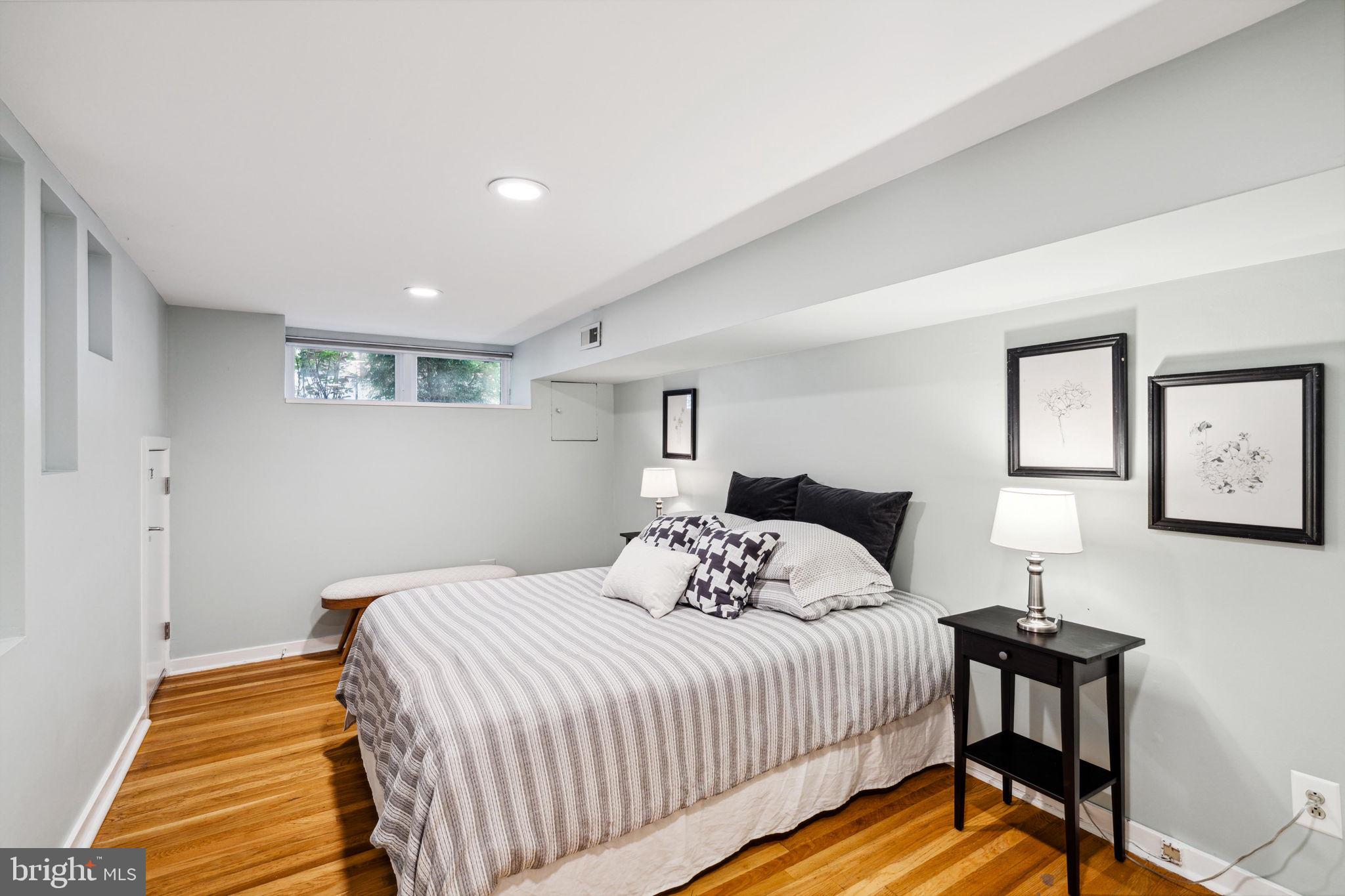 QUEEN VILLAGE - Residential