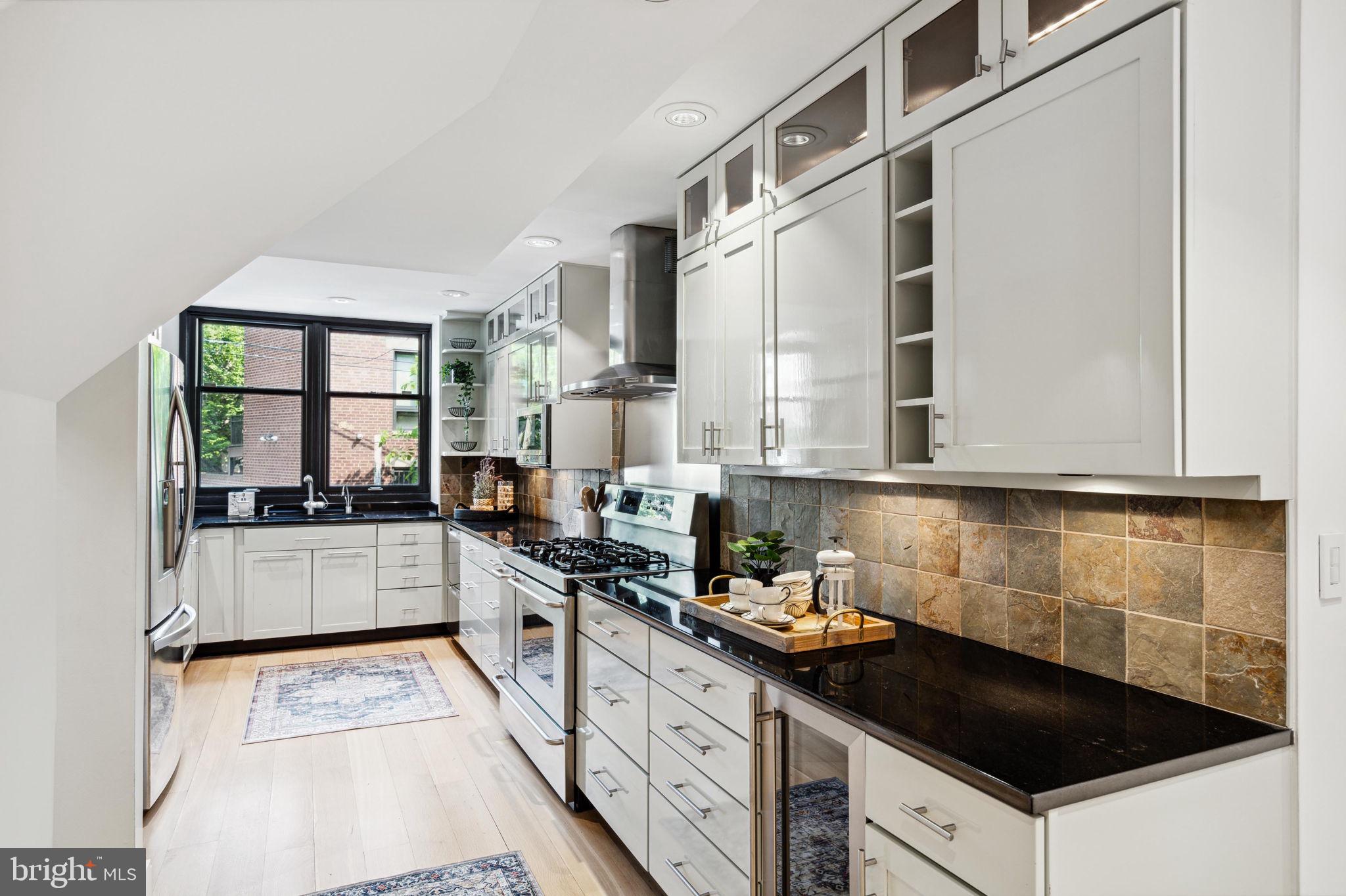 QUEEN VILLAGE - Residential