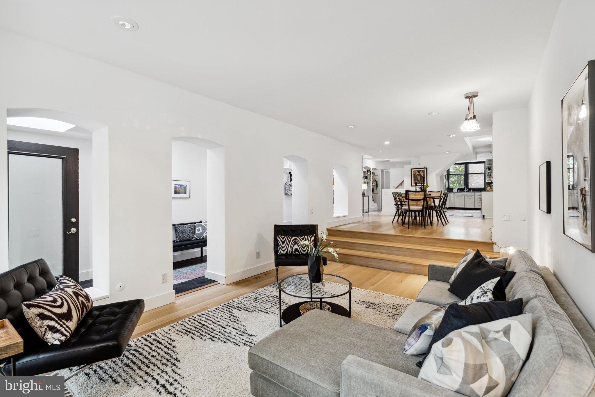 QUEEN VILLAGE - Residential