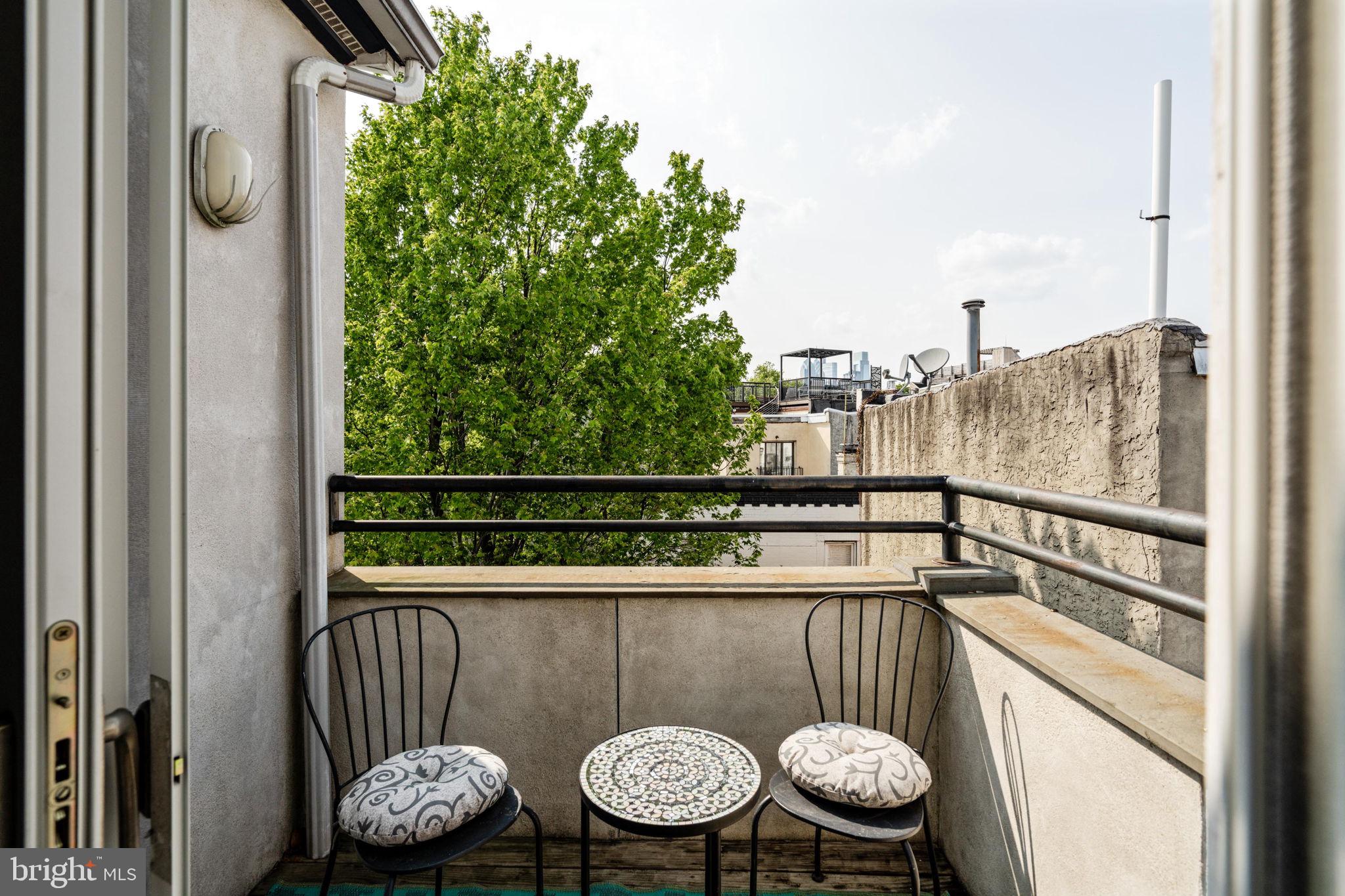 QUEEN VILLAGE - Residential