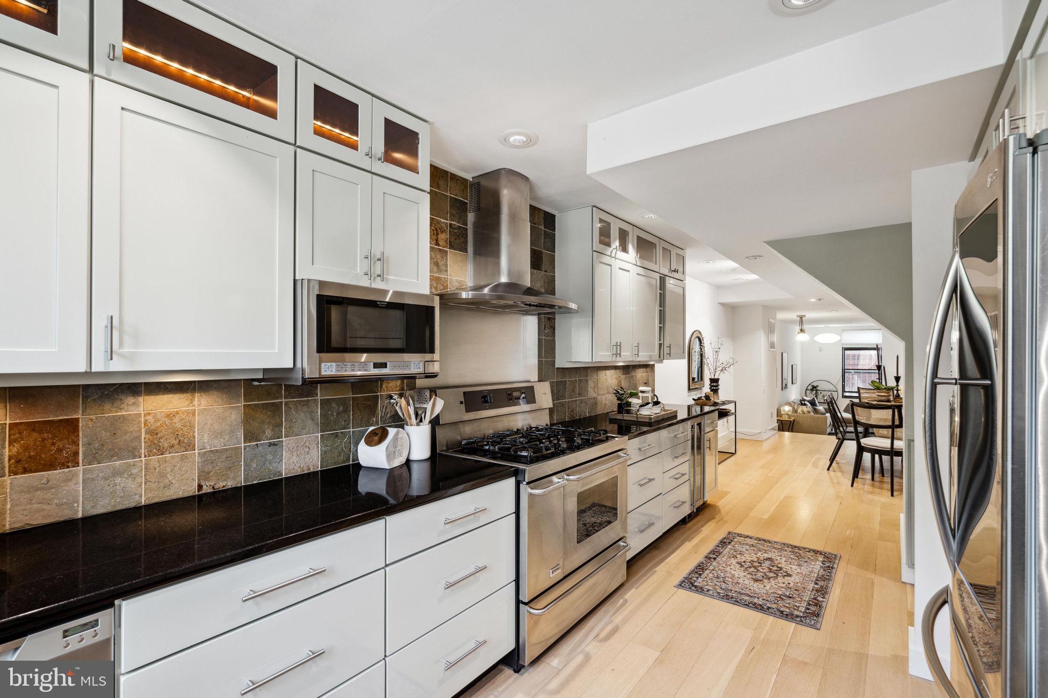 QUEEN VILLAGE - Residential