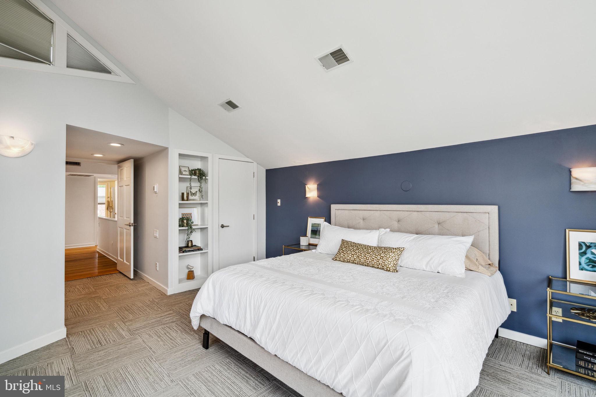 QUEEN VILLAGE - Residential