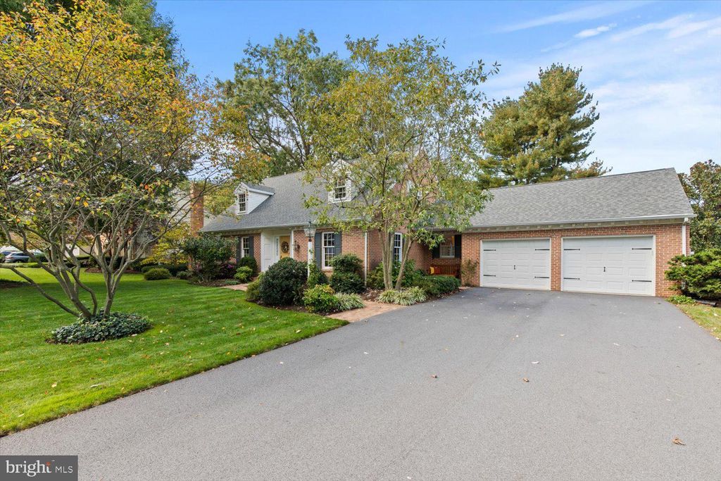 Photo of 2595 Woodview Drive, Lancaster, PA 17601 (MLS # PALA2042008)
