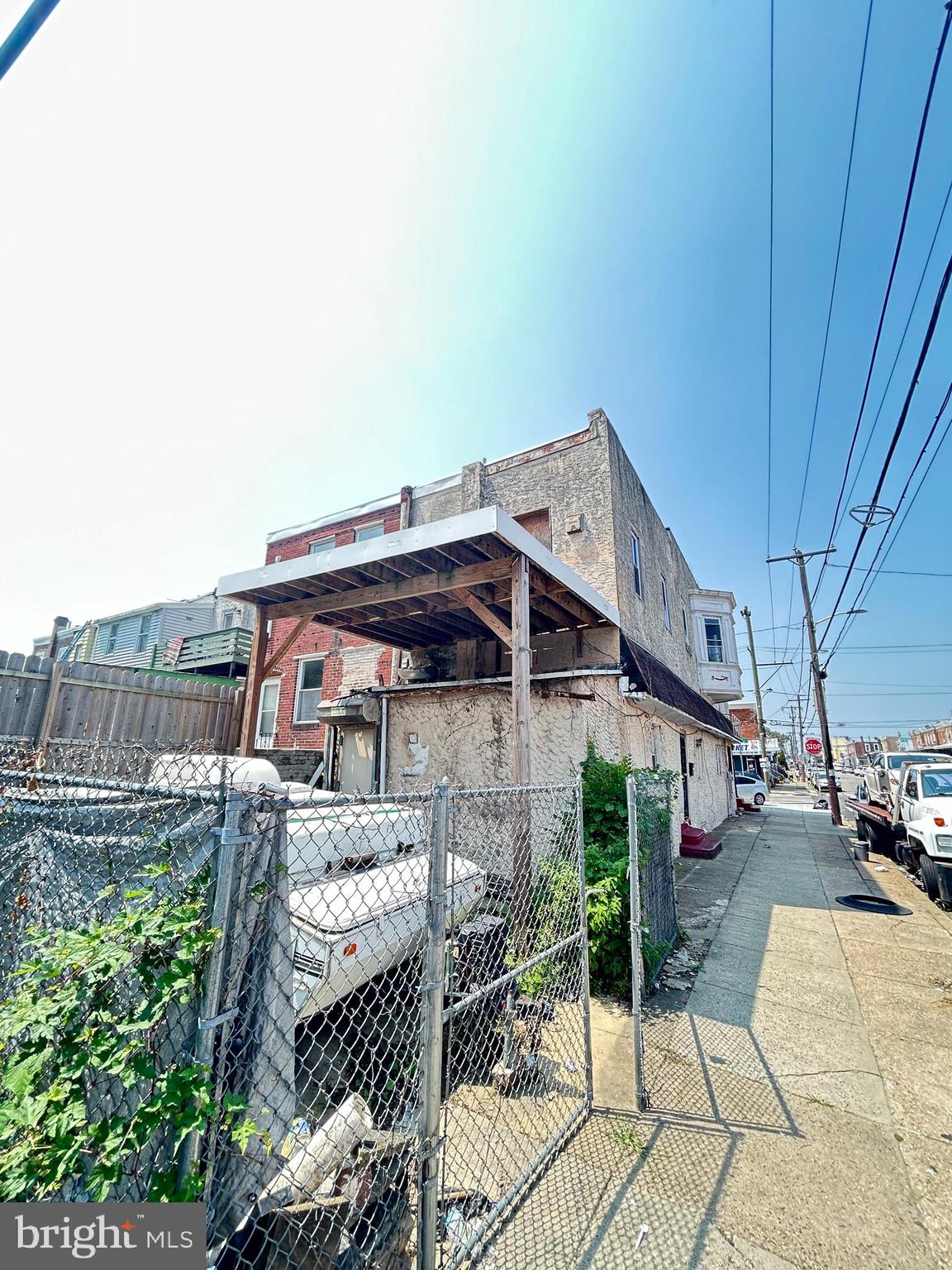 Main image without alt text