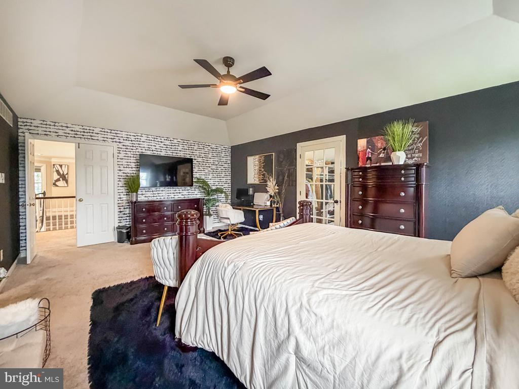 HOLLY MANOR - Residential