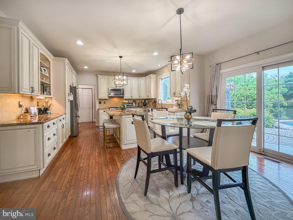 HOLLY MANOR - Residential