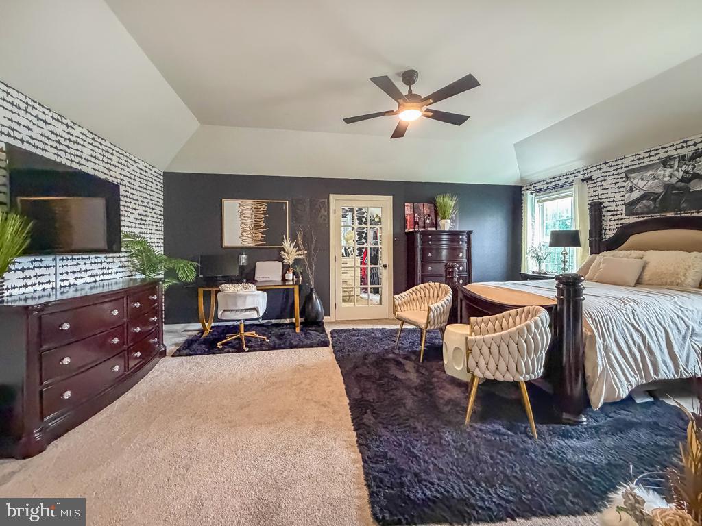 HOLLY MANOR - Residential