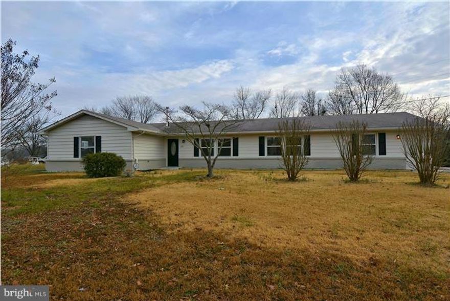 Gorgeous fully remodeled home.  Home features a gourmet kitchen w/42" cab, granite, SS appliances, recessed & under cab lighting; baths w/custom tile, lighting and quartz vanities; wood laminate flooring; 1 car gar; recessed lighting; FP and more.