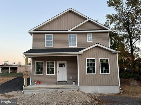 2814 AVENUE E LEVITTOWN PA 19056